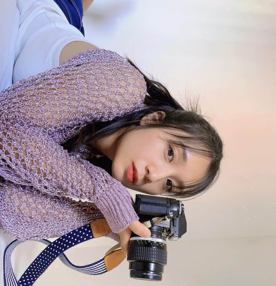 岡野真也のインスタグラム：「とても良いものが巡ってきました！ …使いこなせていません 街が映える秋、繰り出そうよと 重くて小難しい君を相棒に  #ちなみに  家族の思い出にはオートフォーカス小型#フィルムカメラ を使っています📸」