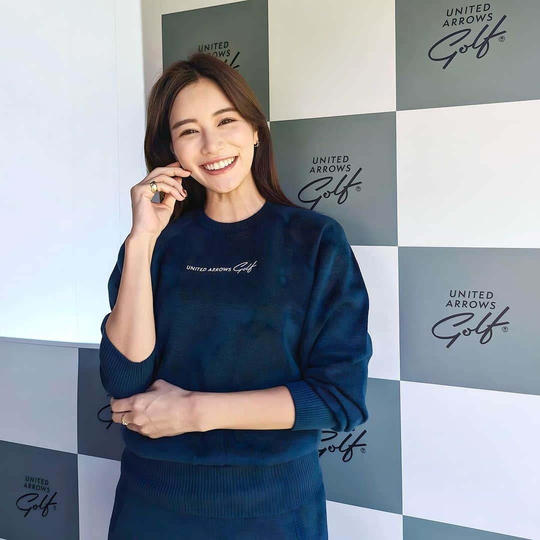 のインスタグラム：「ZOZO CHAMPIONSHIP⛳️♥️ @unitedarrows_golf のブースに遊びに行ってきました！ . すごい盛り上がってる会場🔥 ブースでアカウントをフォローするとガチャガチャができて豪華商品が当たるんです❣️(キャディバッグ当たってて羨ましかった笑) . 私が着用しているのも今秋冬の新作のニットのセットアップ！ モスグリーンの綺麗な色がお気に入り！ニットだけどチクチクしなくて動きやすいし何よりスタイル良く見えるのが最高なんです😊💓 会場で商品は購入できませんが、ZOZOゴルフでコラボアイテムやUAゴルフのアイテムは購入できます🔥 . UAゴルフのアイテム可愛いの沢山なので是非チェックしてみてね！ @colehaanjapan コラボのシューズもお気に入り🫰♥️ . #unitedarrowsgolf #ユナイテッドアローズゴルフ #ゴルフ女子 #ゴルフウェア #ゴルフコーデ #zozochampionship #zozoチャンピオンシップ #ゴルフ好き #zozochampionship2023 #ゴルフ」