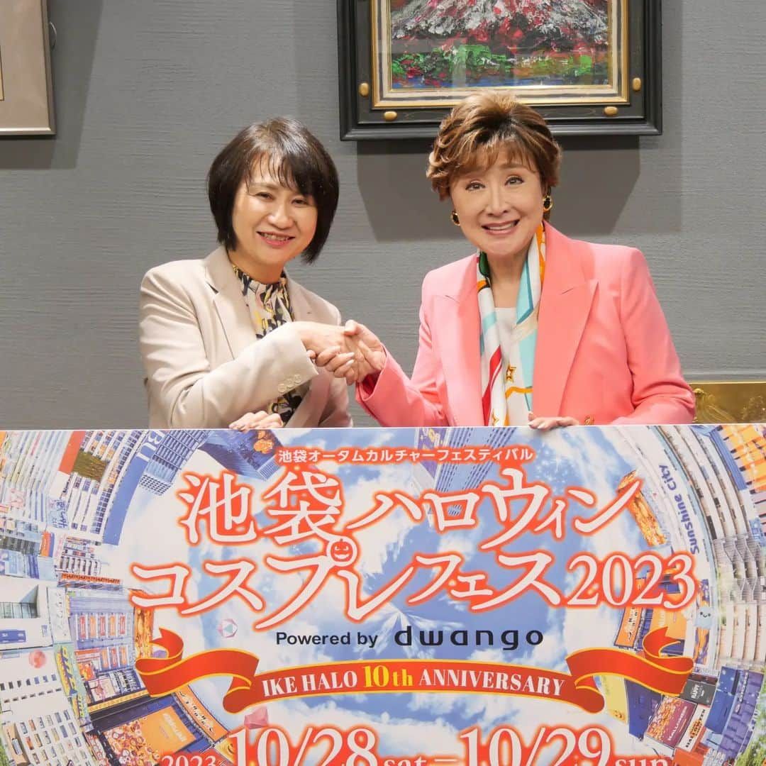 小林幸子のインスタグラム：「昨日は10/28.29に開催される「池袋ハロウィンコスプレフェス2023」のアンバサダーとして、実行委員会の皆さんと、豊島区役所へ高際区長を表敬訪問させていただきました✨  区役所に行くと、沢山の職員の皆様が盛大な拍手で迎えてくださってビックリしました✨  今年10周年のこのイベントで、アンバサダーという大役を任せれ、ドキドキとワクワクです‼️ 区長が私がアンバサダーになったことを、とっても喜んで頂き、一緒に楽しんで成功に導きましょう‼️‼️と握手をさせていただきました。  当日は区長や職員の方も、コスプレするそうです！ そして、私ももちろん一緒に楽しむためにも、コスプレしますよ❤️　パレードにも参加します。  皆さん、楽しい最高のハロウィンコスプレフェス、一緒に楽しみましょう✨  #sachikokobayashi  #小林幸子  #池袋ハロウィンコスプレフェス2023  #豊島区役所  #豊島区長  #高際区長  #アンバサダー  #コスプレ  #初心者も大丈夫よ  #ルールを守って楽しみましょう」