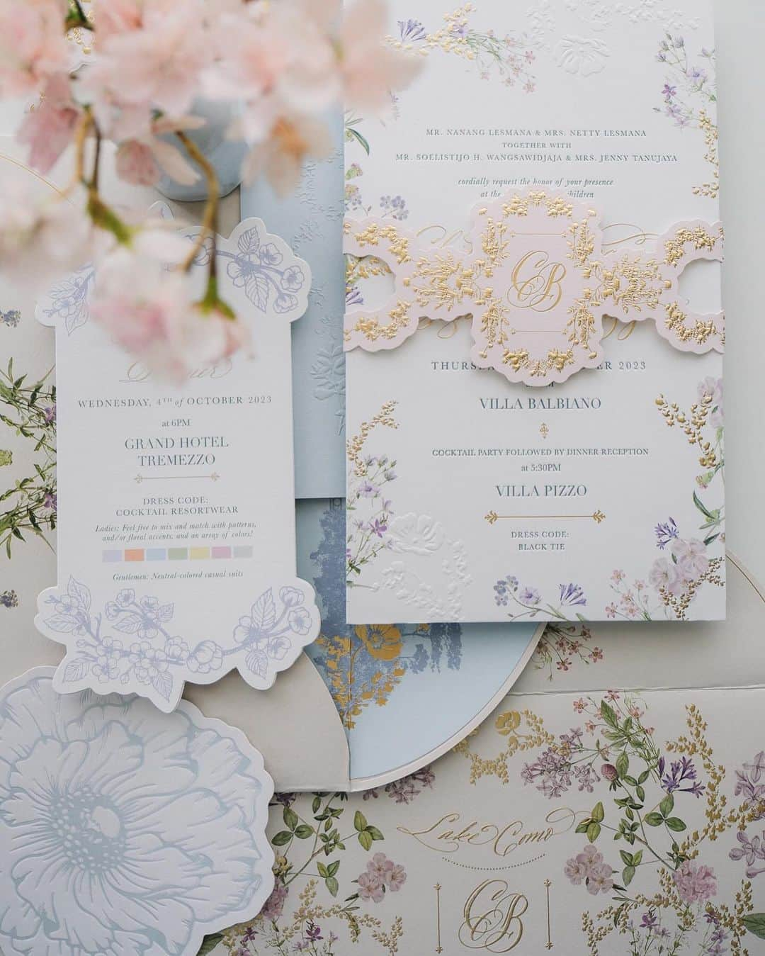 Veronica Halimさんのインスタグラム写真 - (Veronica HalimInstagram)「Invitation suite for a wedding weekend in Lake Como, situated in a stunning Italian garden. Designed exclusively for Christopher and Bryna. —  #villabalbiano #destinationwedding #lakecomo #lakecomowedding #truffypi #weddinginvitation #bespokestationery  #weddinginspiration #カリグラフィー　#ウェディング　#ウェディングアイテム #weddinginspiration #weddingdesigner #papers #goldfoil #weddingtrend #veronicahalim #weddingpapers #ldvh」10月19日 12時04分 - truffypi