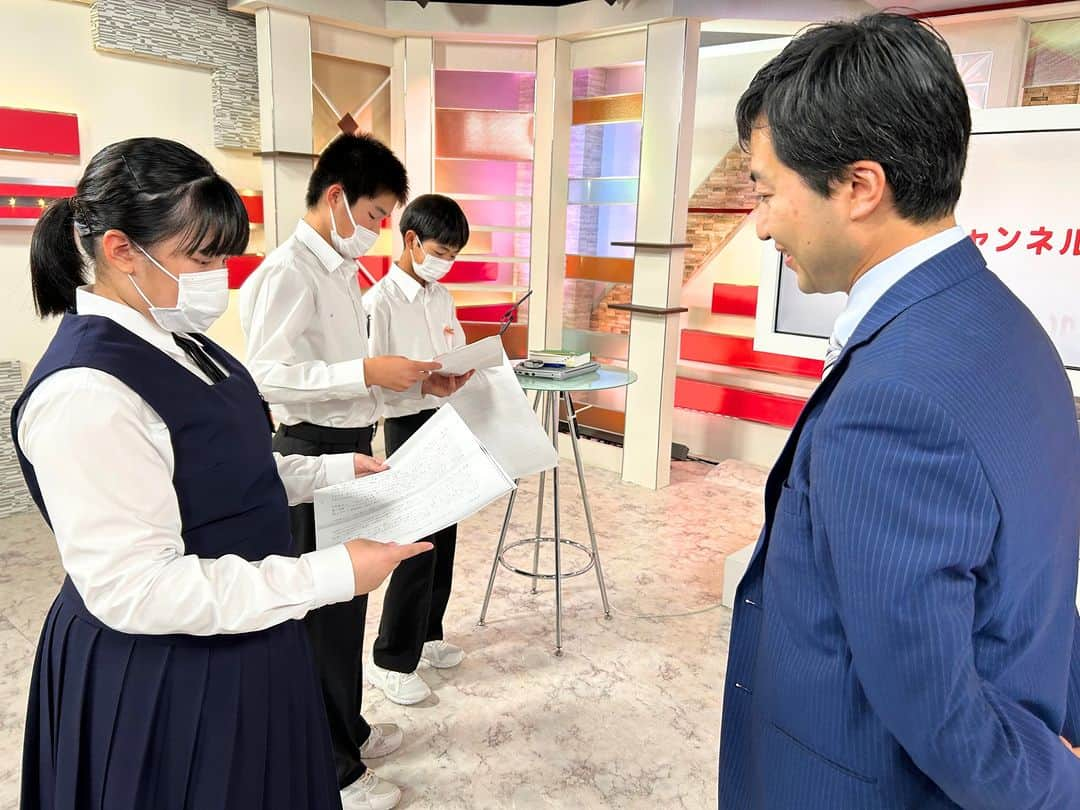 愛媛朝日テレビ アナウンサーのインスタグラム：「昨日から伊予市立港南中学校の皆さんが職場体験に来てくれています！ 村上アナのアナウンス研修、ニュース読み体験、取材、SNS撮影などなど テレビ局のお仕事を体感してもらっています✨ 皆さん真剣👀✨このあとお昼からも続きます！  村上アナの「外郎売」初めて聞きました!!👏  #愛媛朝日テレビ #eat #職場体験 #村上健太郎  #アナウンサー #jin #愛媛の背中男 #背中男  #なるちか！ @jinjin_dc」