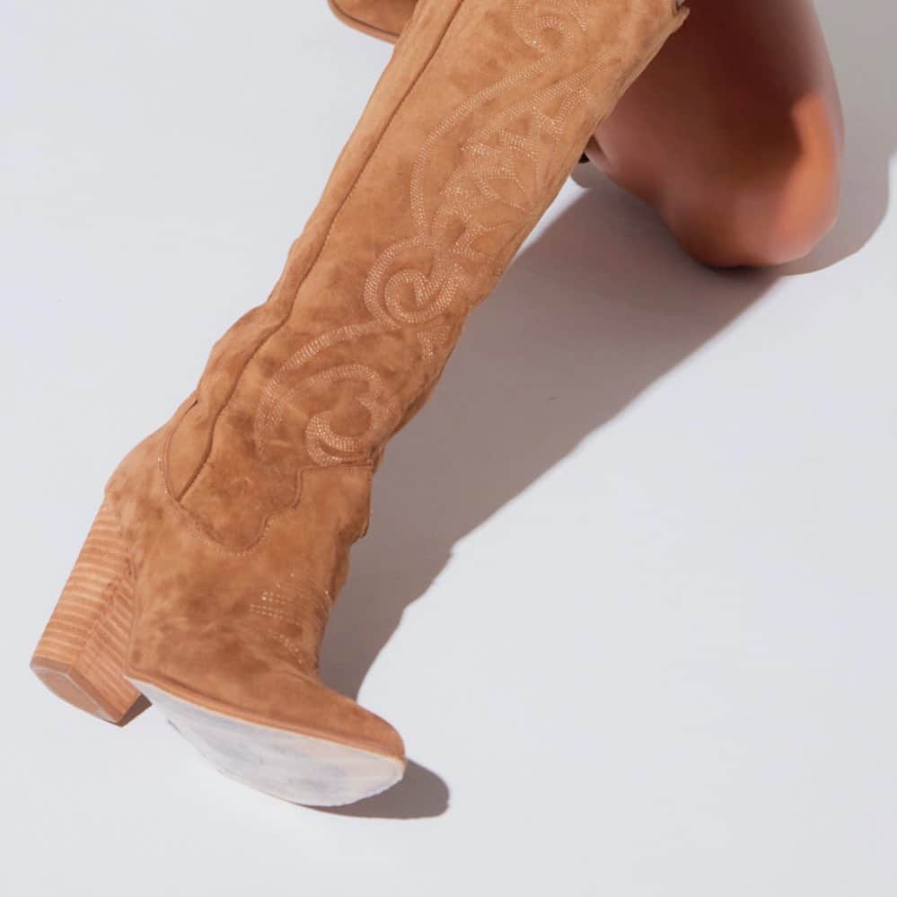 ANELA TOKYOのインスタグラム：「ANELA BOOTS 2023  美脚見えにとにかくこだわった神ブーツ 遂に即納発送開始‼︎  #anelatokyo #anelatokyoshooting」