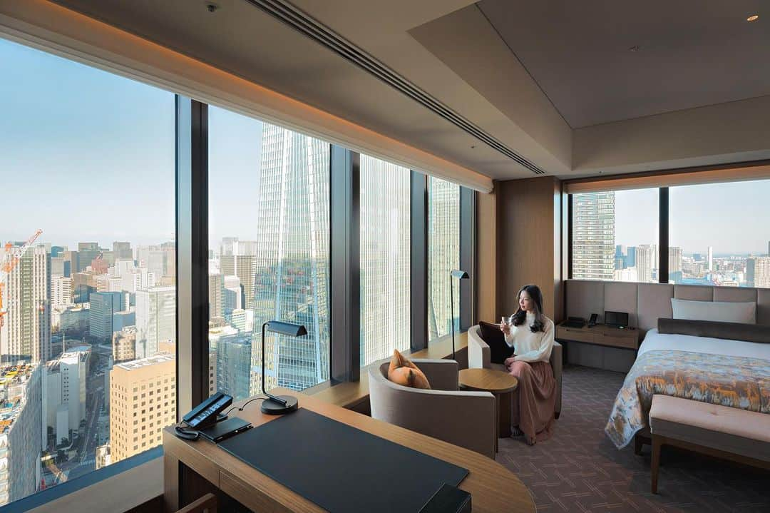 ホテルオークラ東京 Hotel Okura Tokyoのインスタグラム：「Views from Prestige Corner🏙️ 青空に包まれた客室で☀️   Two walls of windows draw the city in, for an extra measure of delight. Please enjoy the ever changing views of Tokyo from the oversized windows.  2面の大きな窓が特徴的な解放感あふれる56㎡のコーナールーム。お風呂からも景色をお愉しみいただけるビューバスタイプです。 刻々と変化する東京の景色をお愉しみください。  “Prestige Corner” The Okura Prestige Tower From JPY 73,370 per night (2 person, inclusive of service charge and consumption tax) 「プレステージコーナー」 オークラ プレステージタワー 1泊¥73,370(1室2名様、消費税、サービス料込、宿泊税別)  #コーナールーム #ホテルステイ  #ホテルステイ好きな人と繋がりたい #ホテル好きな人と繋がりたい #記念日ホテル  #東京ホテル #ラグジュアリーホテル  #theokuratokyo #オークラ東京  #tokyohotel #luxuryhotel #hotelview  #tokyotravel #hotellife #luxurylifestyle #luxurylife #tokyotrip #tokyotravel #bathroomgoals  #lhw #uncommontravel #lhwtraveler  #东京 #酒店 #도쿄 #호텔 #일본 #ญี่ปุ่น #โตเกียว #โรงแรม #japon」