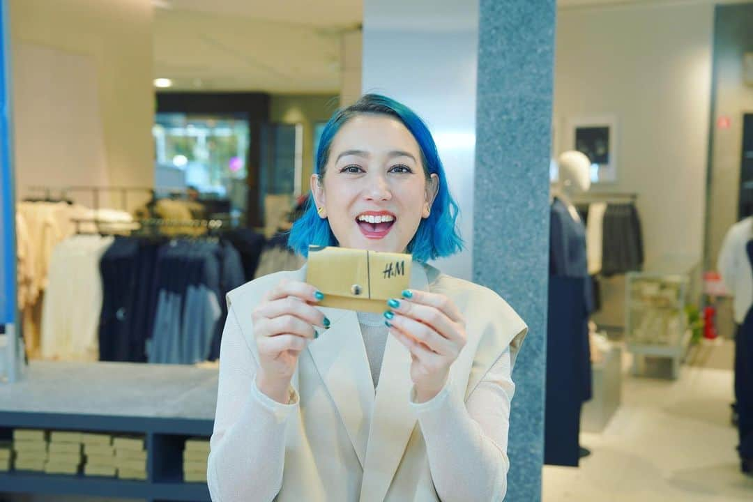 SHELLY（シェリー）のインスタグラム：「H&M銀座並木通り店で今日から開催しているH&M Sustainability LABを体験してきました！  このイベントでは洋服を再利用することの大切さを、 3つのワークショップを通して体験できます。  私も全部やってみました！ いらなくなった服がステンシルアートで新しい服に生まれ変わったり、 段ボール箱がなんとファッション小物になったり！ 布の端切れを使ってアクセサリーが作れたり。  本来なら捨ててしまっていたものでも、 いろんなものに生まれ変わらせることができるんだなと改めて感じることができました。  捨てられる服を減らして、再利用できるなんて最高ですよね！！    H&M Sustainability LABは21日（土）までH&M 銀座並木通り店でやってるので、ぜひ遊びにいってみてください！    #HMGinza #PR」