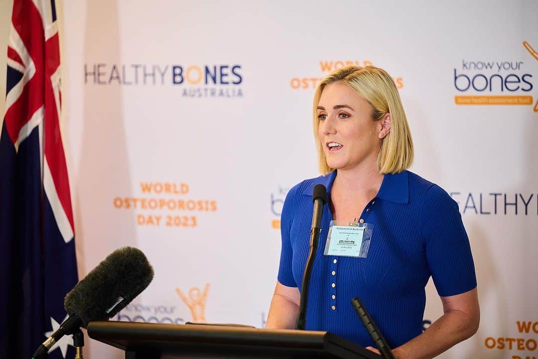 サリー・ピアソンのインスタグラム：「#worldosteoporosisday 2023 is upon us.  I teamed up with @healthybonesau to help present and spread the word about the debilitating disease that is Osteoporosis and the importance of good bone health.   The Know Your Bones program and self-assessment tool, a key priority of the National Strategic Action Plan, was developed in response to the growing prevalence of osteoporosis and related fractures in Australia, and forms part of a renewed focus on bone health in the community and a national program for prevention and early diagnosis of osteoporosis.」