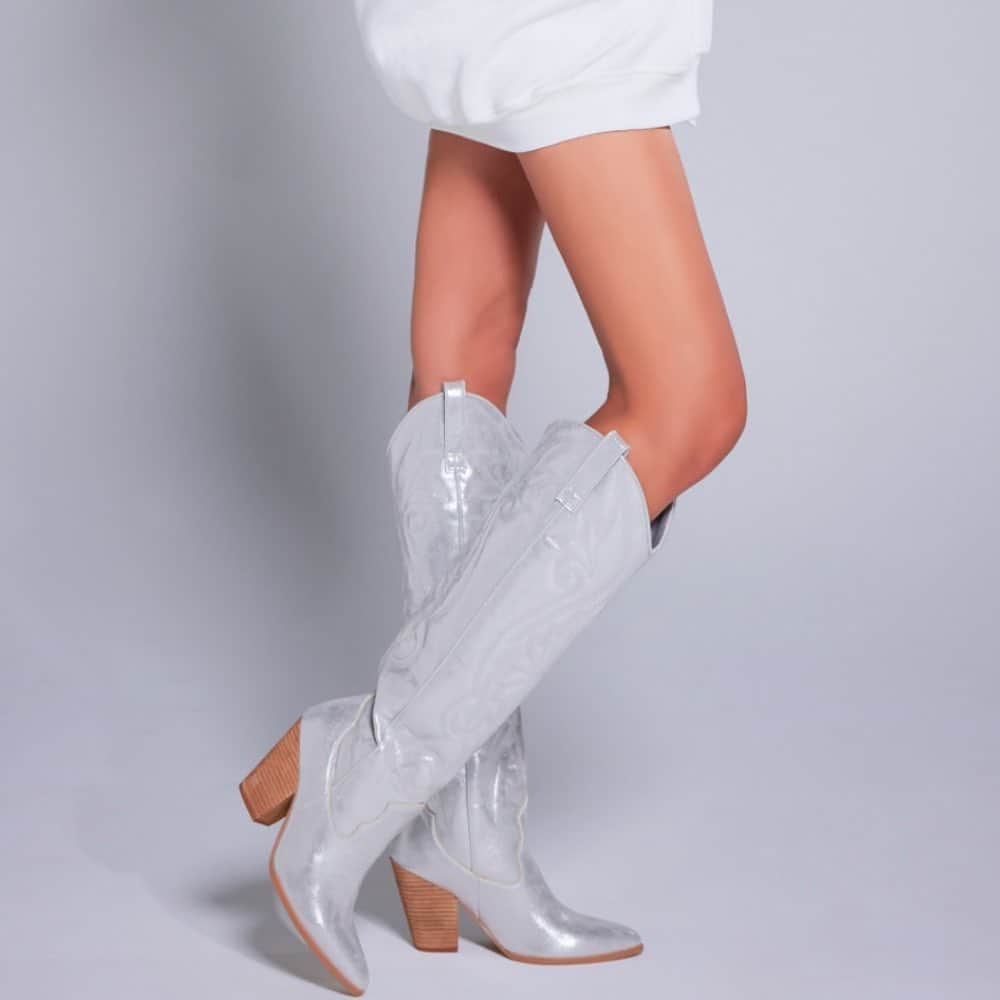 ANELA TOKYOのインスタグラム：「ANELA BOOTS 2023 即納発送開始‼︎  トレンドのウエスタンも計算された美脚シルエット カットデザインやシルエットにこだわった一足。  ・ANELATOKYO WESTERN LONG BOOTS ¥20,790(taxin) Size:S(22.5cm)M(23.5cm)L(24.5cm)LL(25.5cm) Color:BLK/BEG/CML/SLV  #anelatokyo #anelatokyoshooting」