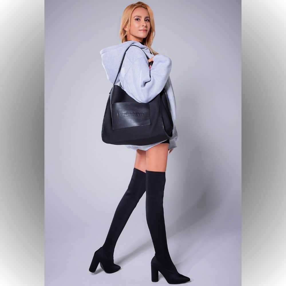 ANELA TOKYOのインスタグラム：「ANELA BOOTS 2023 即納発送開始‼︎  肌にピタッと圧着するフェイクスエード生地が 脚に馴染み美しいシルエットを生み出す  ・ストレッチフェイクスウェードニーハイブーツ  ¥19,305(taxin) Size:S(22.5cm)M(23.5cm)L(24.5cm)LL(25.5cm) Color:BLK  #anelatokyo #anelatokyoshooting」