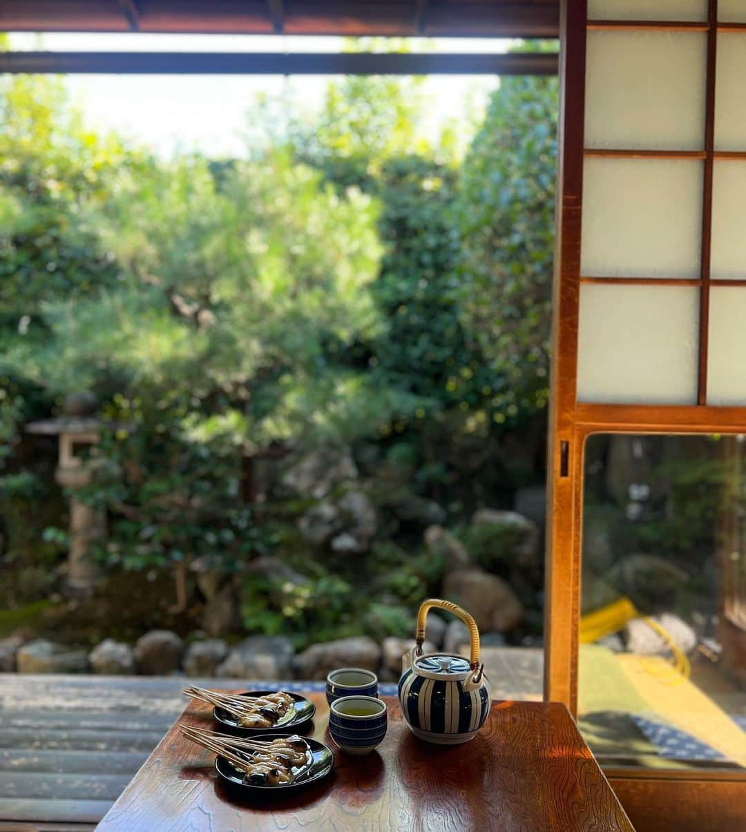 大井智保子さんのインスタグラム写真 - (大井智保子Instagram)「京都スイーツ🍡  有名な"あぶり餅"🍵 ちかちゃんのおすすめは 「かざりや」さんの方だそうです☺️  素敵な縁側の見えるお座敷でいただきました🌸 白味噌ダレにからまった香ばしいこんがりお餅🐇  おいしかったしゆったりとくつろげました🌿  @chikakokimoto  色々連れて行ってくれてほんまありがとう♡  #京都 #京都スイーツ #あぶり餅 #かざりや #あぶり餅かざりや #旅行 #女子旅 #kyoto #和菓子 #京菓子」10月19日 12時23分 - chihokoi