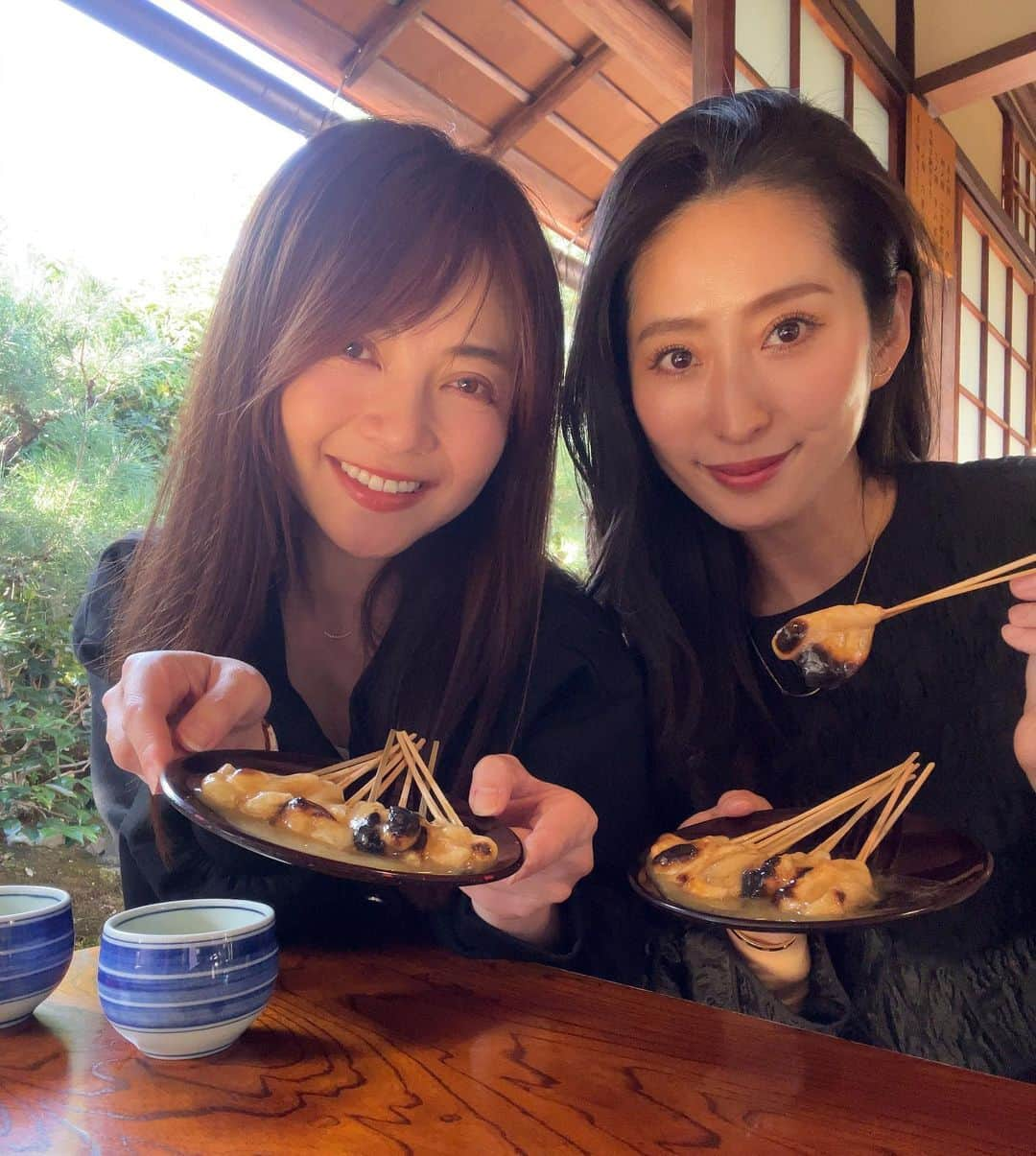 大井智保子さんのインスタグラム写真 - (大井智保子Instagram)「京都スイーツ🍡  有名な"あぶり餅"🍵 ちかちゃんのおすすめは 「かざりや」さんの方だそうです☺️  素敵な縁側の見えるお座敷でいただきました🌸 白味噌ダレにからまった香ばしいこんがりお餅🐇  おいしかったしゆったりとくつろげました🌿  @chikakokimoto  色々連れて行ってくれてほんまありがとう♡  #京都 #京都スイーツ #あぶり餅 #かざりや #あぶり餅かざりや #旅行 #女子旅 #kyoto #和菓子 #京菓子」10月19日 12時23分 - chihokoi