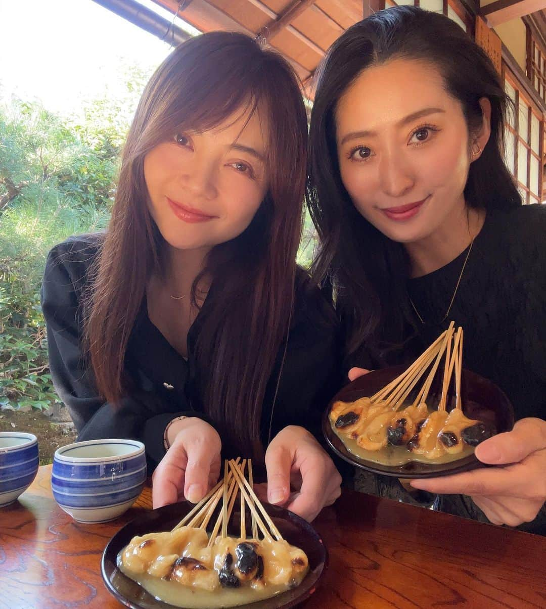 大井智保子さんのインスタグラム写真 - (大井智保子Instagram)「京都スイーツ🍡  有名な"あぶり餅"🍵 ちかちゃんのおすすめは 「かざりや」さんの方だそうです☺️  素敵な縁側の見えるお座敷でいただきました🌸 白味噌ダレにからまった香ばしいこんがりお餅🐇  おいしかったしゆったりとくつろげました🌿  @chikakokimoto  色々連れて行ってくれてほんまありがとう♡  #京都 #京都スイーツ #あぶり餅 #かざりや #あぶり餅かざりや #旅行 #女子旅 #kyoto #和菓子 #京菓子」10月19日 12時23分 - chihokoi