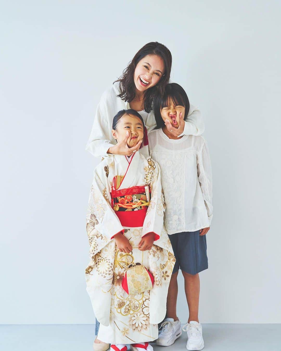 荒井奈緒美さんのインスタグラム写真 - (荒井奈緒美Instagram)「七五三👘  早めに次女の七五三を家族で撮ってもらいました🤍 ついでに私達のコンポジ用写真と、私のコンポジまで😂 @lauff_sage  @taka_ustes  素敵なスタジオと最高なカメラマンのせつ先輩に✌🏻 そう、私の高校の先輩で、jelly時代に編集に入って来た時が懐かしい🥺その後カメラマンとして昔からお世話になっております✌︎  そして、とても可愛くスタイリングしてくれた @rinkomamama さん♡  娘達の記念に撮ってもらって すごいいい写真で大切な宝物になりました🥺  こんな大きくなっちゃってとしみじみ…。 ７歳までよく頑張りました☺︎ これからも、もっとあなたらしく世界へ羽ばたいてもらいたい🪽 いつもママの味方でありがとう♡  #七五三#七五三ヘア #七五三撮影#7歳七五三  #familyphotography #family #記念撮影 #anniversaryphotoshoot」10月19日 20時00分 - naomi__arai