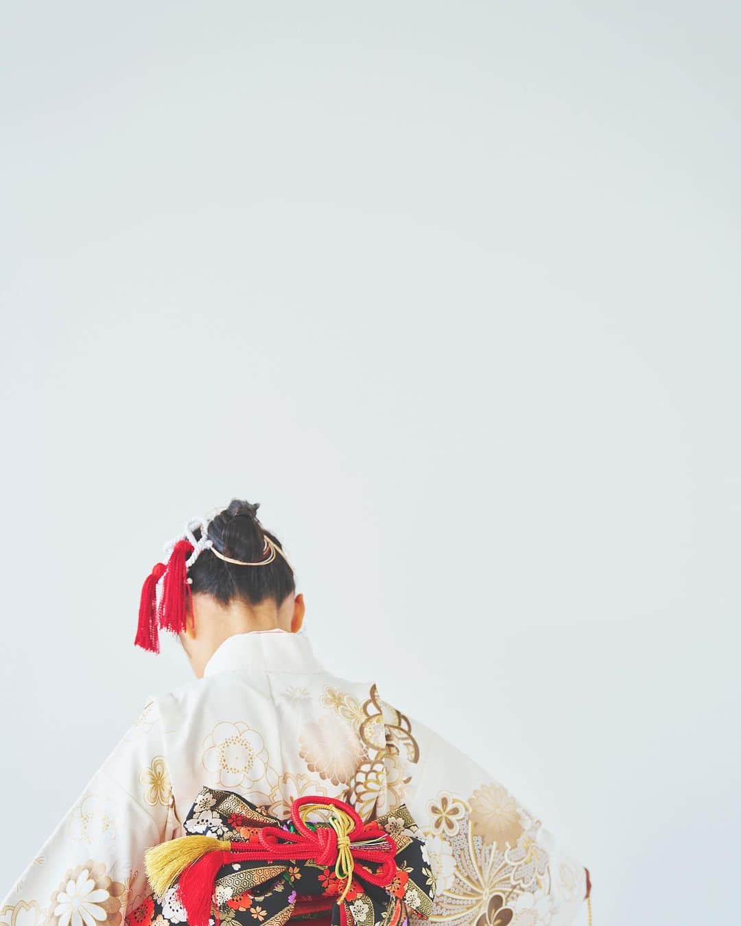 荒井奈緒美さんのインスタグラム写真 - (荒井奈緒美Instagram)「七五三👘  早めに次女の七五三を家族で撮ってもらいました🤍 ついでに私達のコンポジ用写真と、私のコンポジまで😂 @lauff_sage  @taka_ustes  素敵なスタジオと最高なカメラマンのせつ先輩に✌🏻 そう、私の高校の先輩で、jelly時代に編集に入って来た時が懐かしい🥺その後カメラマンとして昔からお世話になっております✌︎  そして、とても可愛くスタイリングしてくれた @rinkomamama さん♡  娘達の記念に撮ってもらって すごいいい写真で大切な宝物になりました🥺  こんな大きくなっちゃってとしみじみ…。 ７歳までよく頑張りました☺︎ これからも、もっとあなたらしく世界へ羽ばたいてもらいたい🪽 いつもママの味方でありがとう♡  #七五三#七五三ヘア #七五三撮影#7歳七五三  #familyphotography #family #記念撮影 #anniversaryphotoshoot」10月19日 20時00分 - naomi__arai