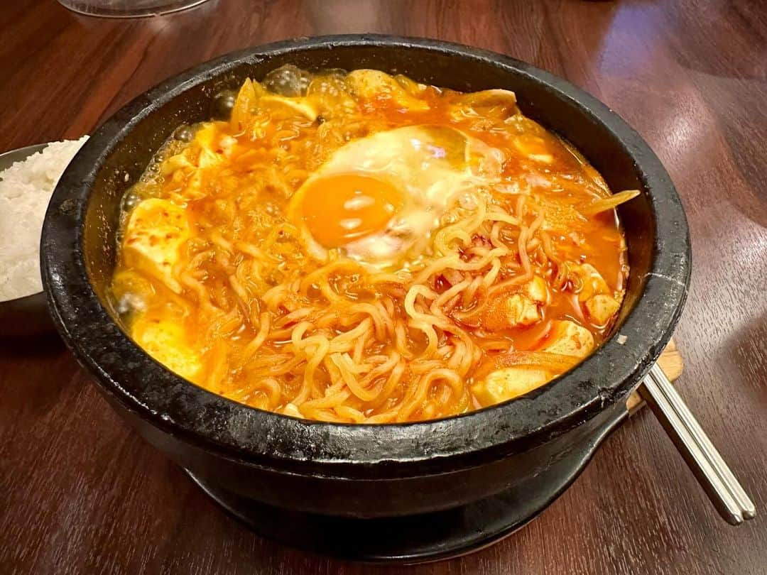 まえちゃんねるさんのインスタグラム写真 - (まえちゃんねるInstagram)「今日のランチは、スンドゥブラーメン🍜麺の量が割とあるのにご飯付いてきた😳午後眠くならないか心配😅  #ランチ #今日のランチ #スンドゥブラーメン #スンドゥブ #スンドゥブチゲ #ラーメン」10月19日 12時17分 - n_skywalker