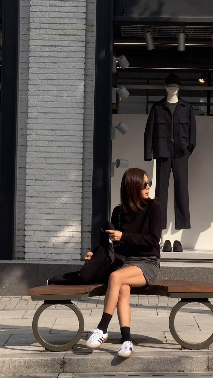 キム・ジュニのインスタグラム：「겨울에 꼭 필요한 블랙 베이지 니트🖤 살에 바로 닿아야 하니까 레이온 캐시미어 혼방의 극강의 부드러움으로 만나보세요!  놀랄만큼 부드러운 느낌.  따가우면 100% 환불해드립니다😉  #내일금요일오픈 #어버브」