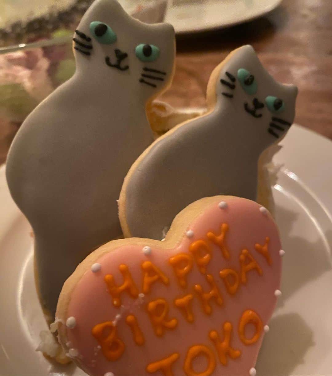 安蘭けいのインスタグラム：「天空🎂 むちゃくちゃ可愛いケーキ😍 ニャンとも言えない表情🐈‍⬛ ありがとう🥰  #バースデーケーキ #天空クッキー #どこから食べたらいいんだ〜」