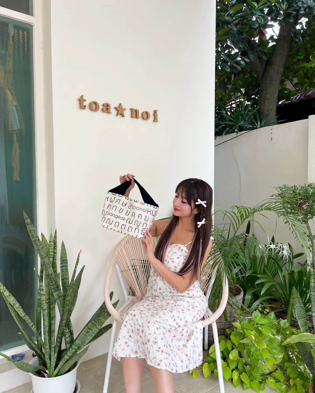 黛実希さんのインスタグラム写真 - (黛実希Instagram)「📍Thailand🇹🇭/Bangkok  今回のタイ出張で1番行きたかったハンドメイドショップの @toanoi.shop さん🐘🇹🇭💕  予約制のお店なので親友に予約しておいてもらいました🤍 初めて行くエリアで海外ドラマに出てきそうな可愛い建物で外観から大興奮🎀✨ ここのオーナー様みかさんの全てハンドメイドで、もう全て可愛すぎた❤️ 特にお気に入りはタイ語で書いてあるポーチやバッグ💕 可愛すぎてピンクのタイ語バッグを🇯🇵へ連れて帰りました🤭 生地もしっかりしてて、荷物もたっぷり入るし何よりハンドメイドだから人とかぶらないし最高🤩 旦那様も本当に良い方で旦那様のハンドメイドジュエリーも素敵すぎて🥲💍💓  toanoi(トアノイ)本当に可愛すぎるから皆にも見てもらいたい🌼💕  みかさん、旦那様本当にありがとうございました💗  #タイ旅行#バンコク#タイ#バンコク旅行#海外#海外旅行#海外出張#タイ料理#バンコクグルメ#バンコクカフェ#バンコク観光#バンコク情報#海外旅行好きな人と繋がりたい#Thailand#bangkok#bangkoktrip  #วันหยุด #ท่องเที่ยวไทย #ไทยเที่ยวไทย #ทะเล #ชายหาด #อร่อย #อร่อยมาก #อาหาร #อาหารไทย  #ภาษาไทย」10月19日 12時20分 - candymiiiki
