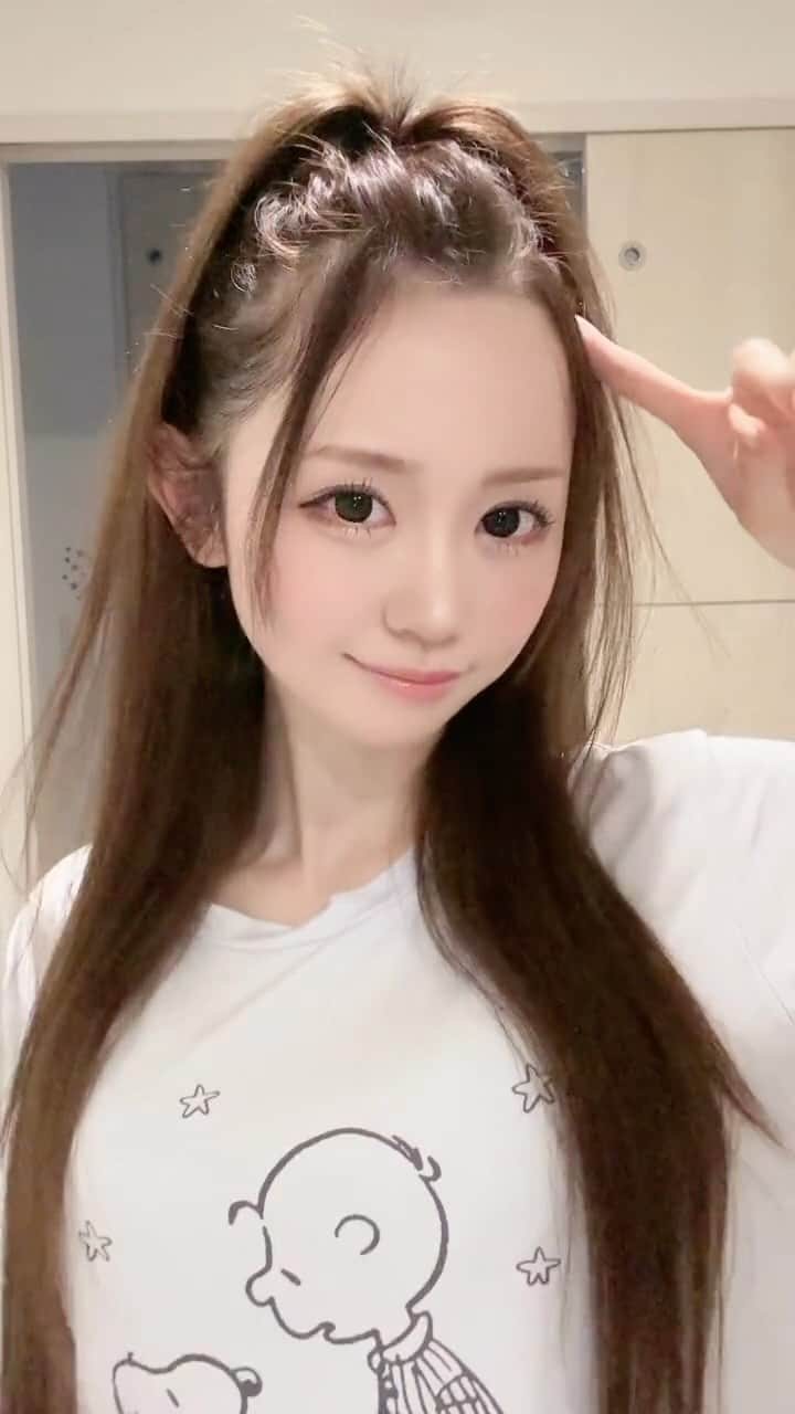 新木さくらのインスタグラム：「前髪なしの前髪アレンジ🫶  #ヘアアレンジ #ロングヘア」