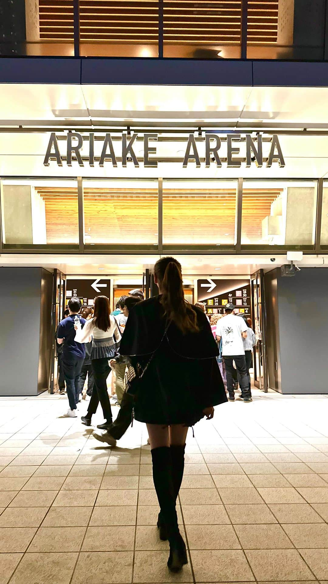 岡部あゆみのインスタグラム：「Charlie Puth🎤🗼🏟️ (※このライブは撮影OK🤳🏻) ⁡ 前から楽しみにしてたLIVE💫 希望してた席の抽選は外れちゃったけど🎫 聴けたらいいなと思ってた曲が全部聴けて 終わった後もずっと幸せな気持ちでした..🎹🤍 Thank you for coming to Japan!🇯🇵🍵 ⁡ #チャーリープース #有明アリーナ #charlieputh #charlieputhjapan #charlieputhlive #ariakearena」