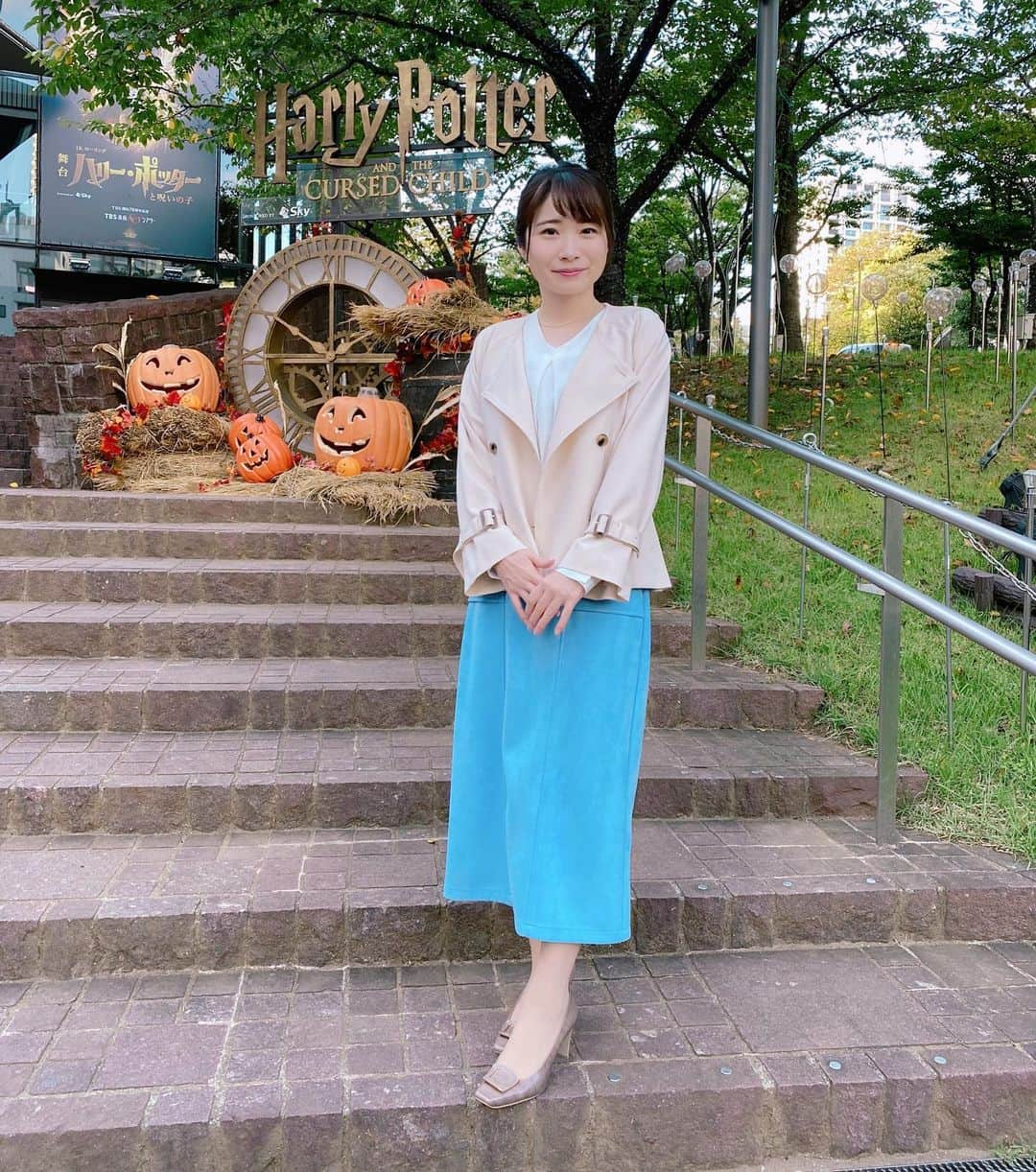 國本未華のインスタグラム：「ハリーポッターハロウィン仕様になっている赤坂。  上着なしでしのぐこともできた昨今ですが、来週には上着必須かなぁ。 #Nスタ #衣装 #cohina」