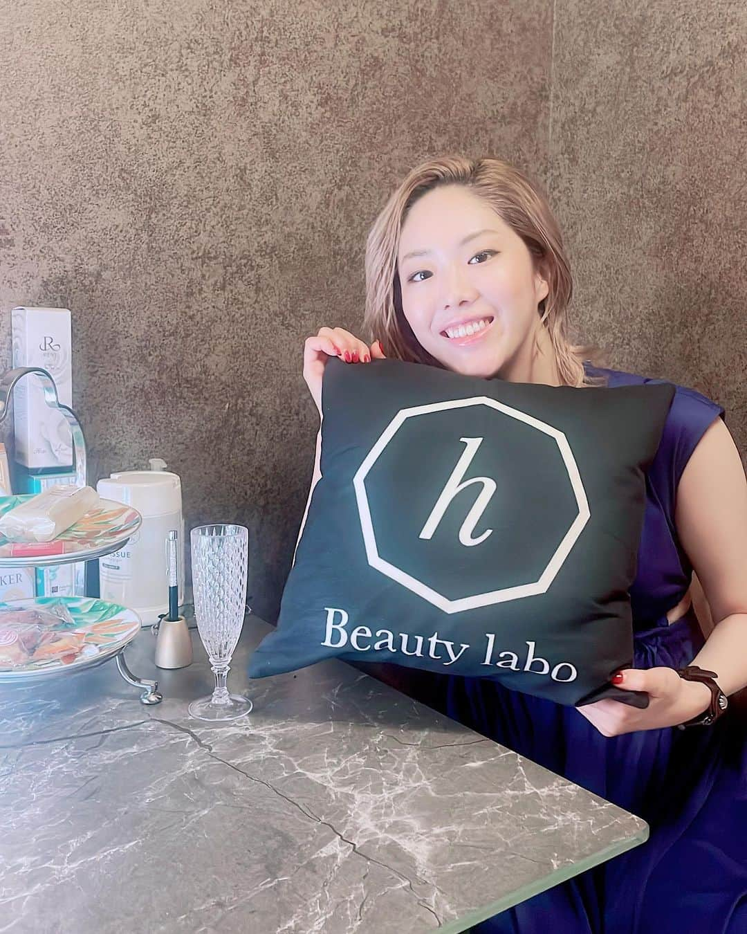 留依蒔世さんのインスタグラム写真 - (留依蒔世Instagram)「【お店のご紹介】  h beauty labo さんいってきました！！！ 初めてハイフやってもらい、顎と鼻周りやったんですが 1回で効果が🥹 2枚目の写真みてもらったらわかるはず！ 脱毛もやりましたが、医療より痛くないけど効果あります🙌 なによりアットホームなお店なので人目を気にせずゆったりできて、お店の方がやさしくてかわいい❤️笑 『留依まきせのインスタをみた』 と予約時に伝えてくだされば、初回のみ下記の価格でやっていただけます！！！ ぜひ皆さんも体験してみてください✨  @hbeautylabo  こちらのお店のインスタからホットペッパービューティーのh Beauty laboさんのサイトに跳べるので、そこから予約してみてください！ いっしょに綺麗になりまひょー🥰 私はつぎはハーブピーリングかなー🌿‬笑  ★脱毛 全身脱毛（顔VIO込み） ¥14000 5回コース ¥62500 (1回あたり ¥12500） V脱毛 ¥6500 回数ご相談可 ★REVIハーブピーリング＜陶器トリートメント） ¥9000 ★ハイドラフェイシャル＜毛穴洗浄） ¥6000(ハーブと一緒にやる場合は¥5000） ★BBLくくすみ、シミ、シワ、むくみに効果的＞ ¥8000 ★バストアップ ¥9500 ★ホワイトニング 2照射 ¥6000 4照射 ¥8500 <ホワイトニングは脱毛しながら同時に施術可能 アッターホワイトという成分のいいものを取り扱っておりますので他のサロンよりも白くなります ★ボディーハイフ 1部位 ¥7000 ★フェイシャルハイフ 全顔¥8000 1ライン ¥5000   #きれいになりたい   #ハイフ  #脱毛  #ハーブピーリング  #ハイドラフェイシャル   #BBL  #バストアップ  #ホワイトニング  #hbeautylabo   #宝塚  #宙組  #留依まきせ  #美容  #三十路だしやらないとね  #がんばるます」10月19日 12時25分 - rui_makise_official