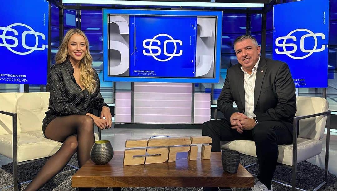 バネッサ・ハッペンコゼンのインスタグラム：「Hoy nos visitó Roy Makaay en ESPN, nos platicó porqué a los mexicanos les sienta bien la Eredivisie y obvio le pregunté sobre Santi Gimenéz y si lo ve en el Bayern Munich en un futuro…」