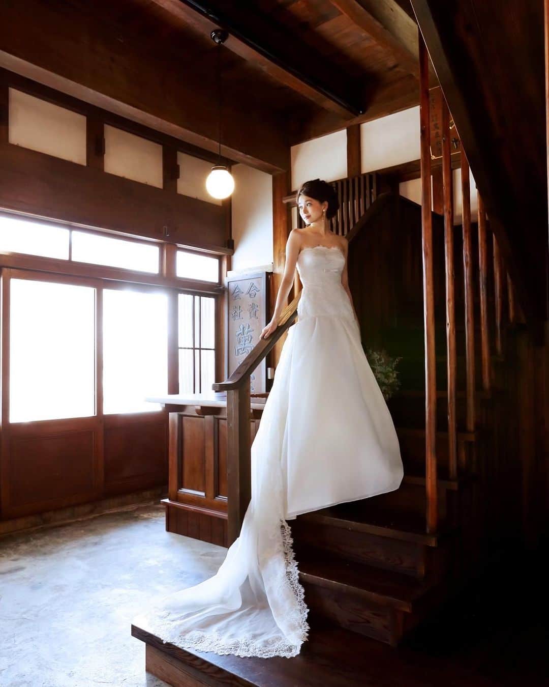 萬屋本店のインスタグラム：「こちらのドレスは腰丈が低めに設定されているので、ウェストラインが美しく、土間の階段の味わい深い色味によく映えます  #鎌倉	#湘南	 #大正ロマン	#和婚	#萬屋本店	#結婚式	 #プレ花嫁	#ウェディング	#結婚式準備	#花嫁　#ウェディングドレス	#ウェディングアイテム #披露宴会場	#式場探し #リゾート婚　	#花嫁小物	#ウェディングブーケ #2024春婚　#2024夏婚 #realwedding #realbride #japanwedding #bridestyle」