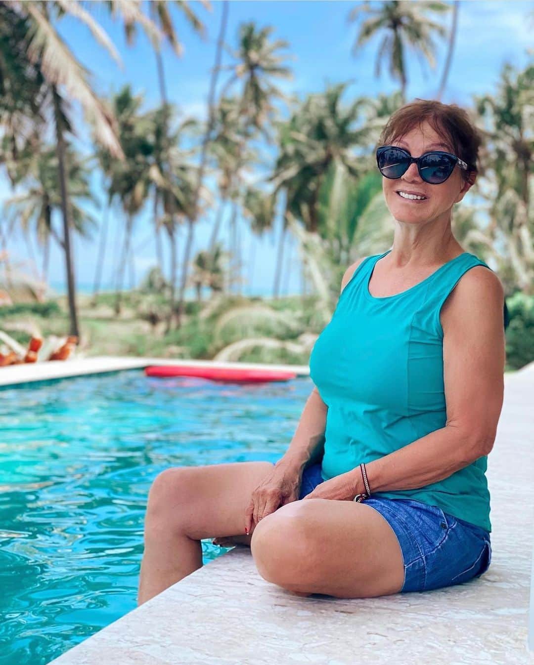 イヴェッチ・サンガロのインスタグラム：「Essa é minha tia @drasoniadias_ . Essa mulher sempre foi determinante na nossa vida. O amor sempre foi o fio que conduzia tudo entre nós. Ela é uma presença que nos traz segurança e a certeza de que embora minha mãe não está mais por aqui, ela a representa com todas as honras. Tia, hj é seu aniversário, e quero lhe dizer que sua vida é muito importante pra mim. Obrigada por ser essa figura leve , engraçada,doideca, médica foda e uma avó perfeita pros meus filhos! Te amamos muito ❤️」