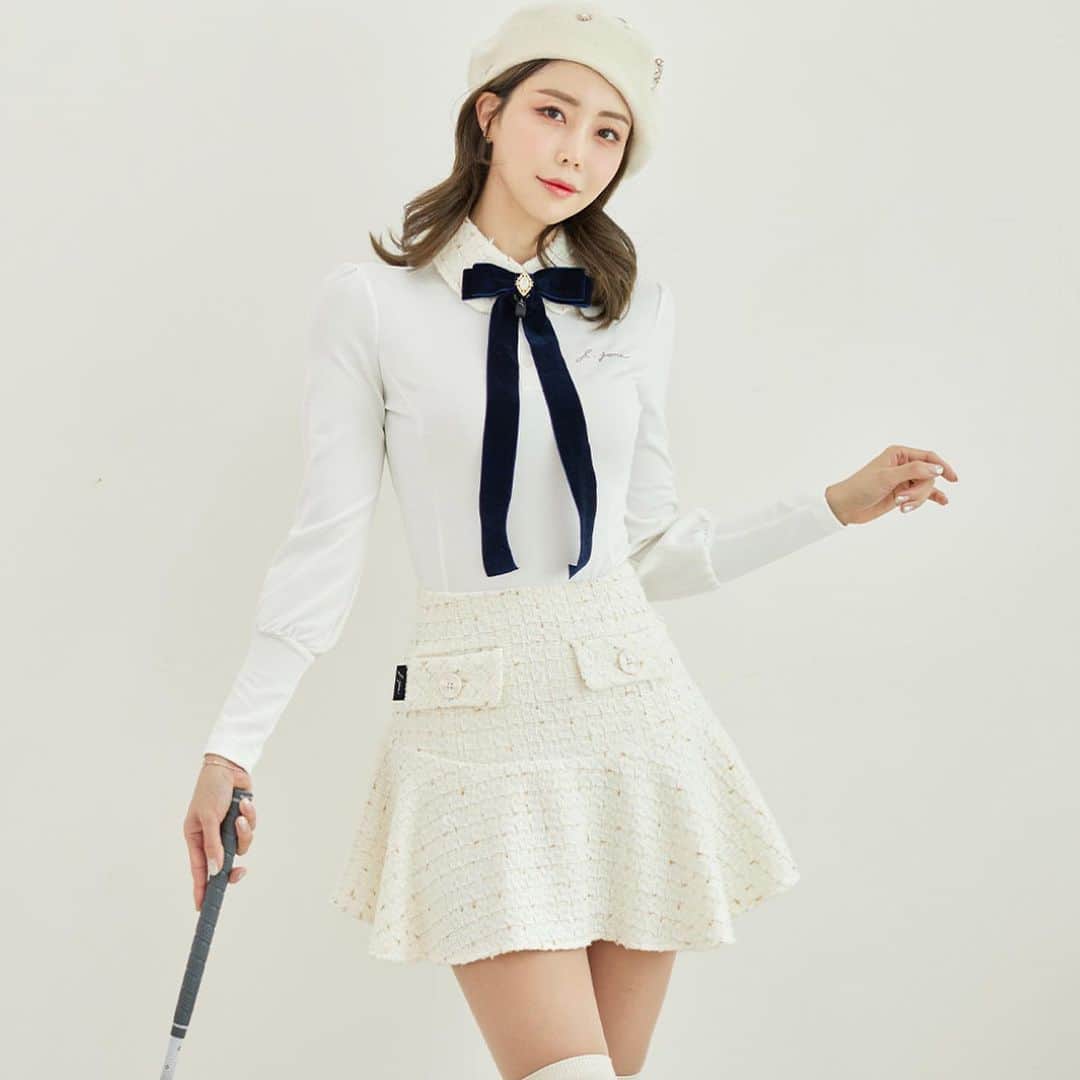 J.JANE JAPANさんのインスタグラム写真 - (J.JANE JAPANInstagram)「秋冬に人気のツイードスカート🤍 オールホワイトコーデで華やかなラウンドに✨  深めの前ポケットが二つ付いており、 裾が広がっているので脚元も美脚に演出してくれます。  ●Tops New tweed collar ballon sleeveT-shirts（White） ¥18,900  ●Bottoms Tweed Flower Skirt（White） ¥28,900  🇯🇵 https://www.j-jane.jp/  ⋱⋰ ⋱⋰ ⋱⋰ ⋱⋰ ⋱⋰ ⋱⋰ ⋱⋰  #韓国ゴルフウェア#ゴルフウェア#ゴルフウェアレディース #可愛いゴルフウェア#j_jane#ゴルフウェアセレクトショップ #人気ゴルフウェア #ゴルフ女子#ゴルフ女子コーデ」10月19日 12時34分 - j.jane_japan