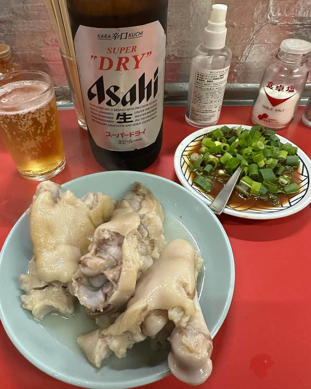 やのぱん（矢野ひろし）さんのインスタグラム写真 - (やのぱん（矢野ひろし）Instagram)「うひゃー*\(^o^)/*  久しぶりです！美味しいです！  動画の撮るサイズ、間違えた*\(^o^)/*  しかし、美味い♪ 豚足最強やし、串もん美味いし、 世界一冷えた瓶ビールが、たまらない！！  #豚足　#瓶ビール　#ビール　#最後にスープ」10月19日 12時36分 - yanopan1103