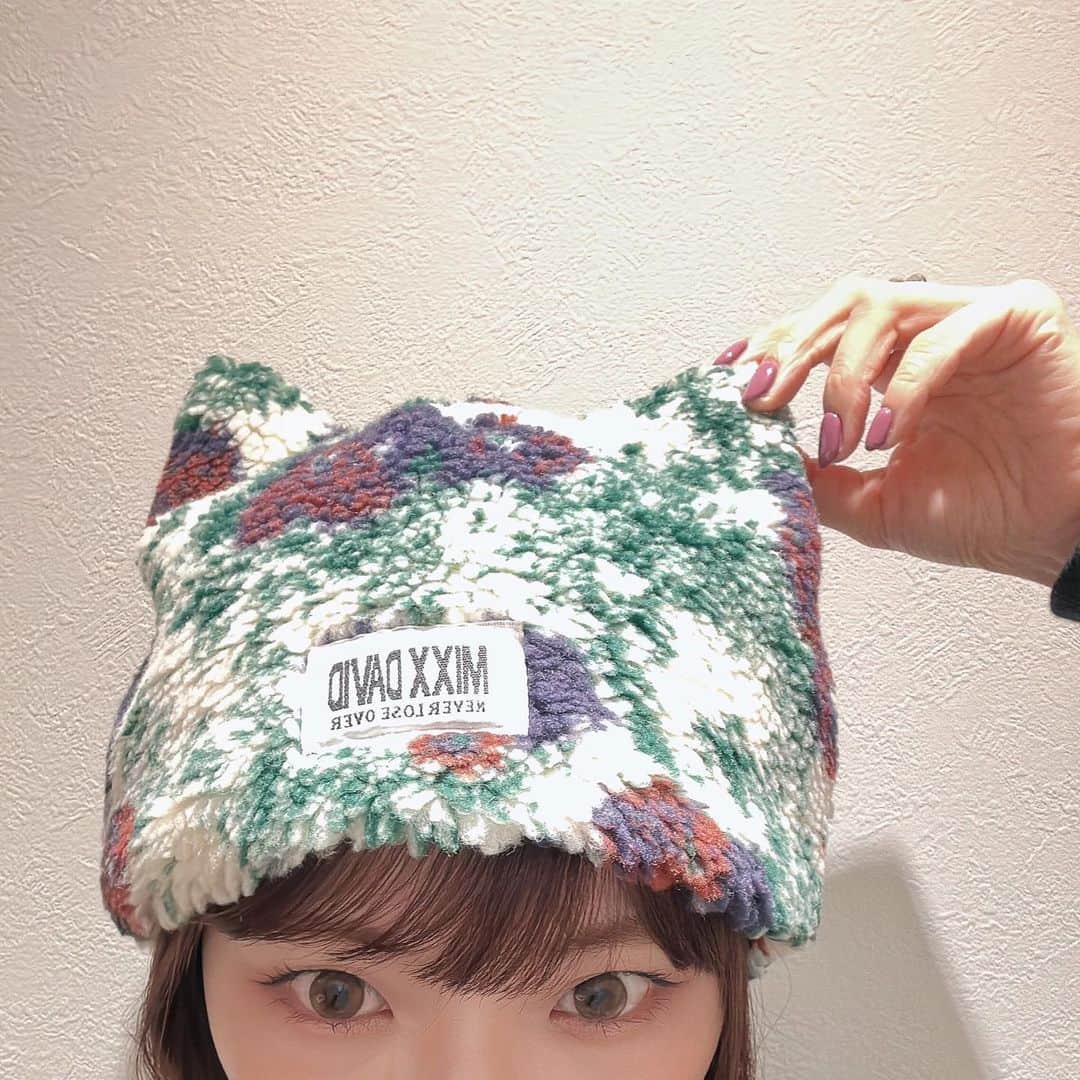 sayocoのインスタグラム：「今シーズン新調した耳🐈‍⬛🤍🌼 @mixxdavid_official   swipe2枚目は深夜のカラオケ後の謎の階段ショット☜ ((ただただ陽気に酔っ払ってた日))  #猫耳キャップ #mixxdavid」