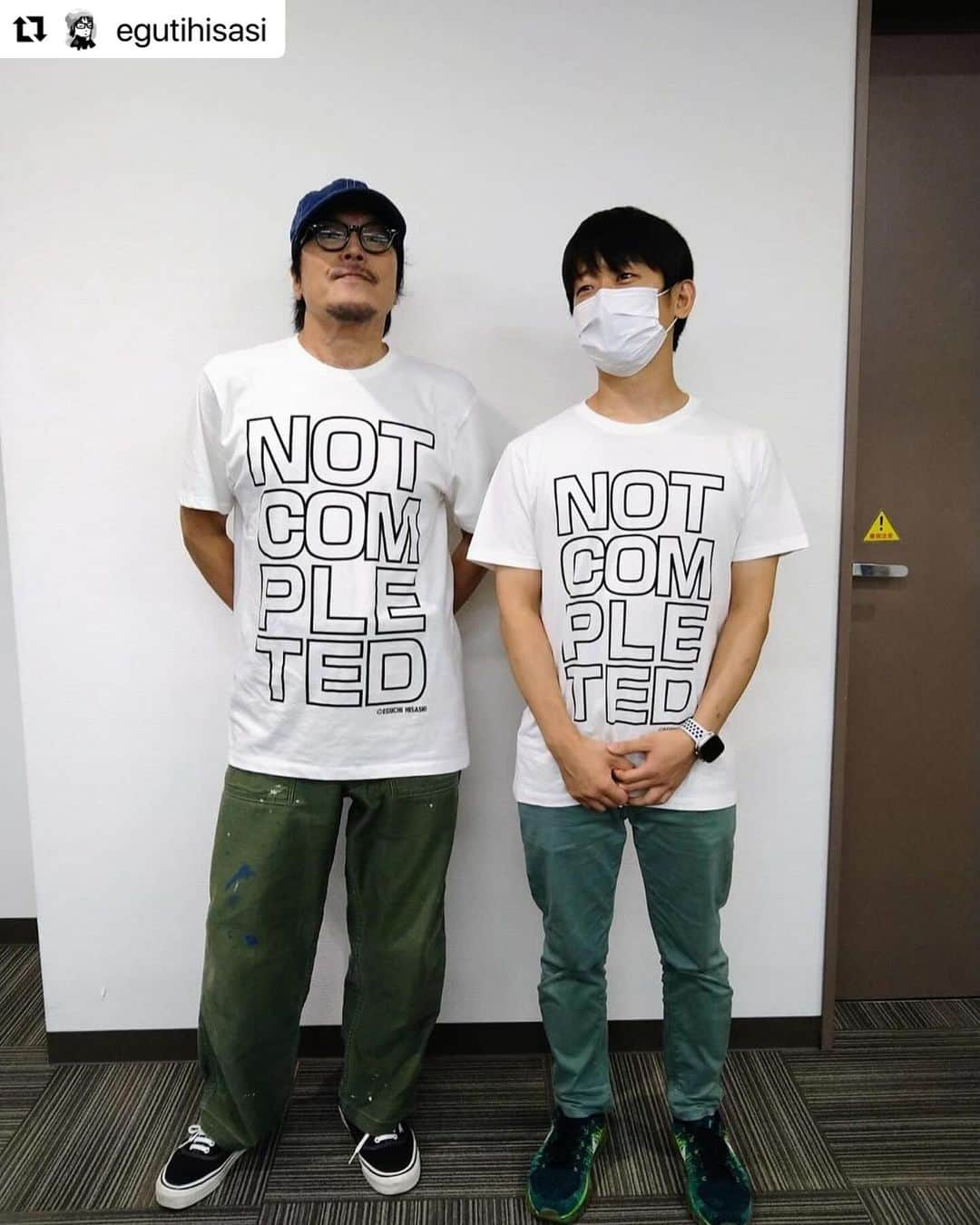 江口寿史のインスタグラム：「【速報】品切れ中だったノット・コンプリTシャツ。 本日全サイズ再入荷しました！XXLサイズも新入荷！ M、L、XL、XXL全サイズ今なら揃っています。  #Repost @egutihisasi with @use.repost ・・・ 【ご注意】世田谷文学館『江口寿史展〜ノット・コンプリーテッド』で大好評のオフィシャルTシャツですが、このTシャツのボディは他のメーカーのものと比べるとけっこう小さめです！ いつもはLサイズのぼくでXLでちょうど。隣の彼が着てるのがMサイズで、普通の成人男子のSサイズです。160㎝くらいの女子なら、ちょいゆったりめのジャストくらい。 購入の際は普段のサイズのワンサイズ上のを選ばれることをおススメします。 なので、いつもは作らないXXLサイズもこの度、追加発注しました。普段XLの方はこれを選んでくださいね。」