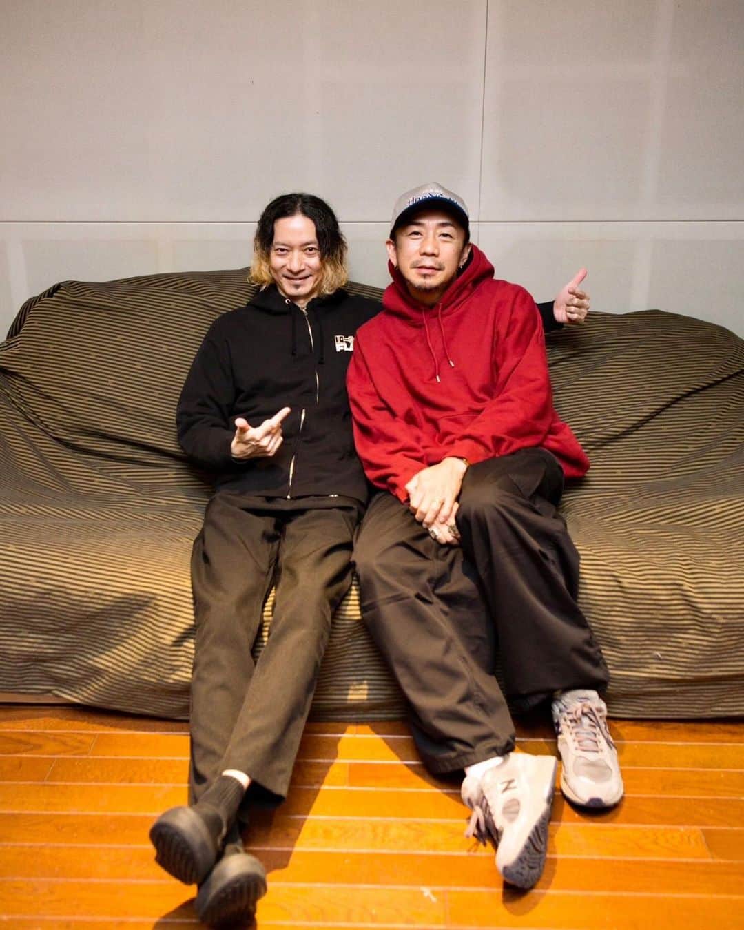 T$UYO$HIのインスタグラム：「. 歪みベースの師匠と 初めての2ショット  タケシさんと八田さんがいなかったら 俺はあのままギターをやっていたと思う ベースってカッコいいなって思わせてくれたのが THE MAD CAPSULE MARKET’Sのタケシさんと DEEPの八田さん  ベースも歪ませていいんだ！？って衝撃だったよ そんなMAD時代のベースも 触らせてもらっちゃいました！！  俺の名前に$マークを入れてるのは ラッパーとかじゃなく CRA¥ことタケシさんからの影響なので そこんとこよろしく！  変わらずカッコいい姿を見せてくれる先輩の姿に 胸を打たれた俺であった。  あざっす！！  #aa= #themadcapsulemarkets  #uedatakeshi」