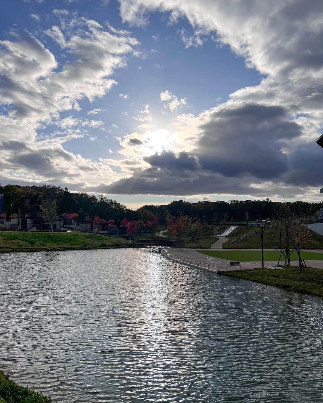 Rika Sasaki JPNのインスタグラム：「雨降ったり晴れたり天気が不安定な日☀️☔️☁️ 紅葉し始めてて綺麗だった🍁」