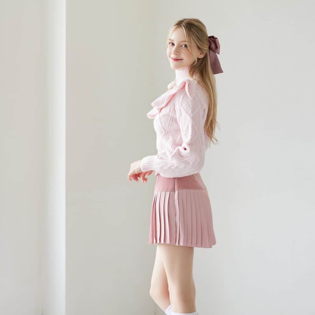 J.JANE JAPANさんのインスタグラム写真 - (J.JANE JAPANInstagram)「ハートのラインが可愛いプリーツスカート♡  スイングしたときに広がるプリーツが美しく演出されて エレガントで軽やかな印象に💐  トップスのニットなどとの相性も良く、 全体のコーディネートが重くなりすぎないので とても便利な1着です。 春先まで着られる素材感や色味に仕上げております。  ●Tops Pastel Frill Knit Sweater（Light Pink） ¥27,800  ●Bottoms Heart Shape Pleats Skirt(Pink) ¥29,800  🇯🇵 https://www.j-jane.jp/  ⋱⋰ ⋱⋰ ⋱⋰ ⋱⋰ ⋱⋰ ⋱⋰ ⋱⋰  #韓国ゴルフウェア#ゴルフウェア#ゴルフウェアレディース #可愛いゴルフウェア#j_jane#ゴルフウェアセレクトショップ #人気ゴルフウェア #ゴルフ女子#ゴルフ女子コーデ」10月19日 12時42分 - j.jane_japan