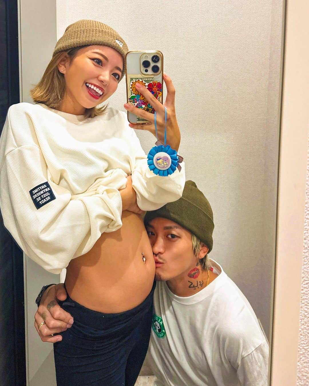 ちゃんもりのインスタグラム：「ご報告🌼 現在おなかに赤さん授かってます🤰🏽👶🏻🤍 (安定期報告の予定がストーリーの妊娠キーホルダーでうっかりもろばれしてました) 気づいてDMくれてた方たちすいません😂 想像もしてなかったことが次々とおきる妊婦生活🤰🏽🌱 勝手にないと思ってたつわりは本当にまじで地獄だった🤣 家事なんてもちろんできず…食べても食べなくても寝ても起きても気持ち悪い…匂いづわり吐きづわり食べづわりの最悪3点セット…ふとした瞬間にたくさん泣いてた😂お寿司食べたくて泣いたこともあったw🍣 本当に人生で感じことない感情の渋滞だったり 初めての妊娠に戸惑うこともたくさんあるけど旦那にも支えられ赤さんはどんどんすくすく成長しててエコーで会う度に母頑張ろうて思える👶🏻💋 そして母ってもんは偉大すぎる今すぐみんなお母さんに産んでくれてありがとう愛してると伝えよ(誰) つわりが終わって眩しいくらいに世界が変わった🤣健康って素晴らしいね🥹 そして絶賛妊娠性湿疹にやられてるよう🤦🏽‍♀️かいかい きっとまだまだたっっくさん壁はあるだろう🌈 １つ１つ乗り越えて残りの妊婦生活楽しんでいこうと思う🌼 とにかく元気に無事に生まれて来てくれればなんでもいい！！ 抱っこする日が楽しみだなあー👶🏻💋2024年4月予定🌱 以上妊娠報告でした🤰🏽🤍 . . . #妊娠報告#妊娠中#妊娠記録#妊娠レポ#妊婦コーデ#妊婦生活#つわり記録」