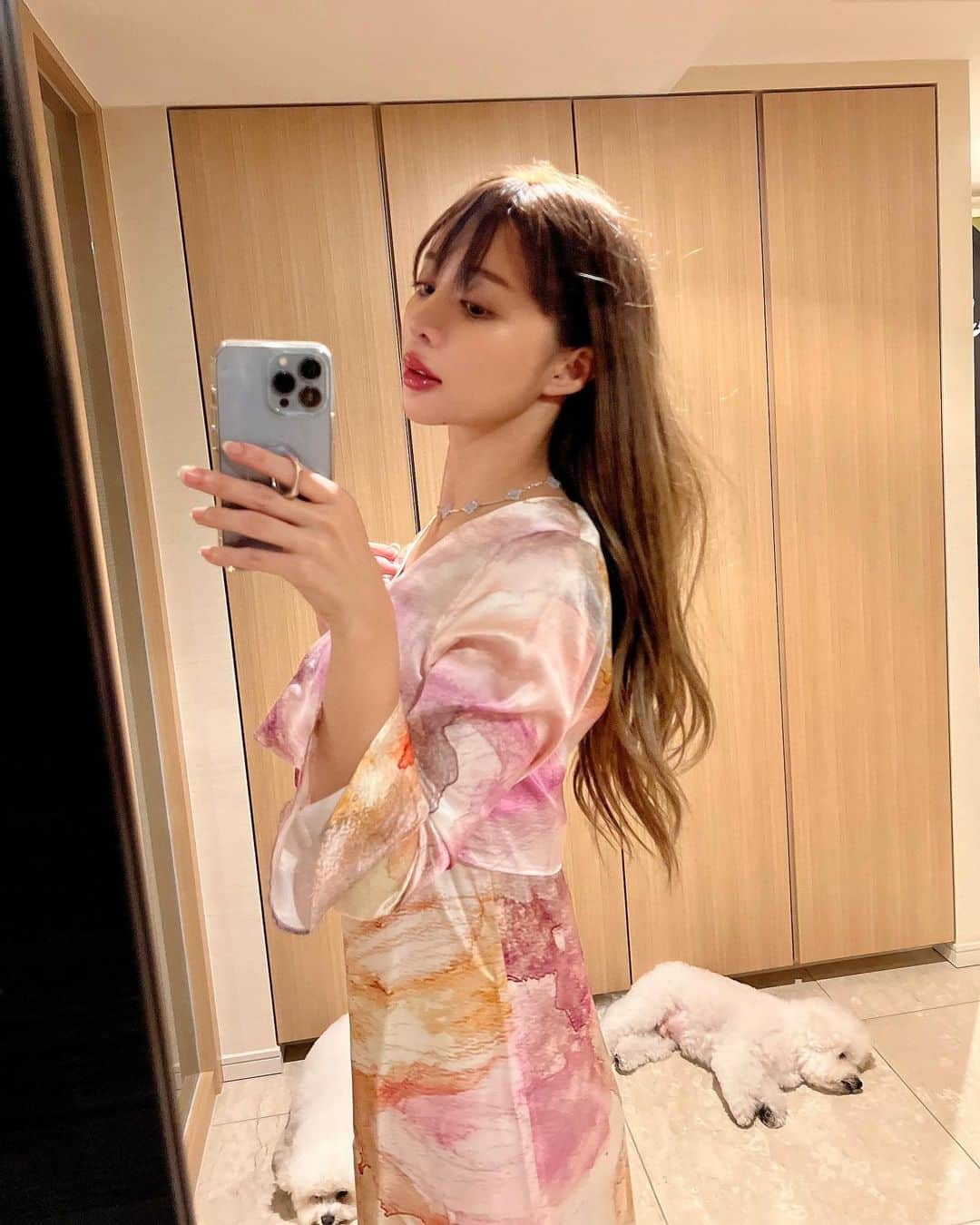 濱野りれのインスタグラム：「Silk makes my skin. High-quality silk pajamas that are carefully made one by one from rare silk made in Japan. I'm a big fan of FooTokyo!  羽衣のような部屋着💓 もふもふの洋服もいいけど やっぱりシルクがすき💗  日本製の希少なシルクで職人さんが一枚一枚 丁寧に作る高級シルクパジャマ。大ファンです。  @footokyo_official  #silk #japanesesilk #footokyo #luxurysilk #シルク #シルクパジャマ」