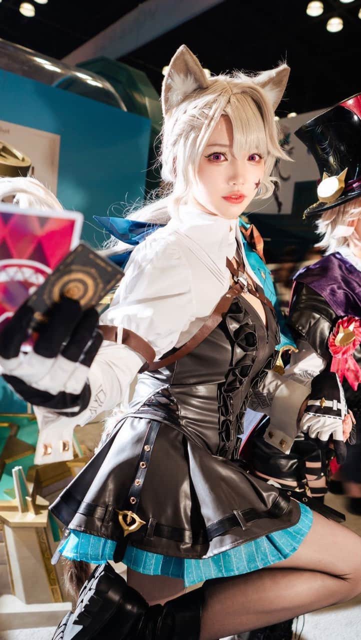 犬神洛洛子のインスタグラム：「Finally finished editing my NYCC vlog!!! Voiceover on 👀🪄🔊 #genshinimpact #fontainenycc #cosplay#fontaine #nycc2023」