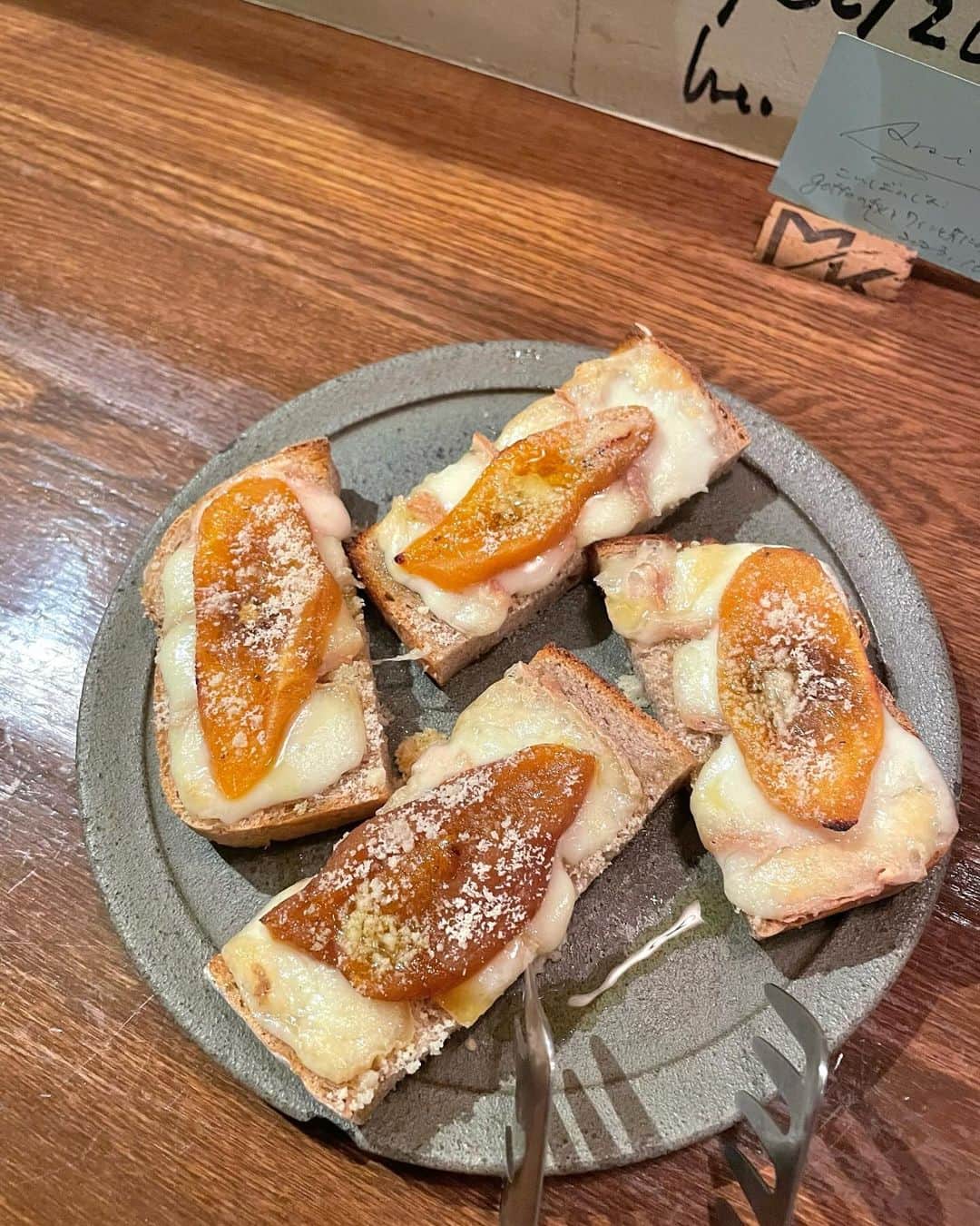 木村カレンのインスタグラム：「🍴 世界で1番好きな食べ物、チーズと 世界で2番目に好きな食べ物、柿が こんがりもっちり焼き上げられたパンの上に。 . 好きと好きが合わさった一品… . . ずっと気になってたメニュー食べられて幸せです😮‍💨 . . #ごはん #ディナー #チーズ #柿 #秋 #秋グルメ」