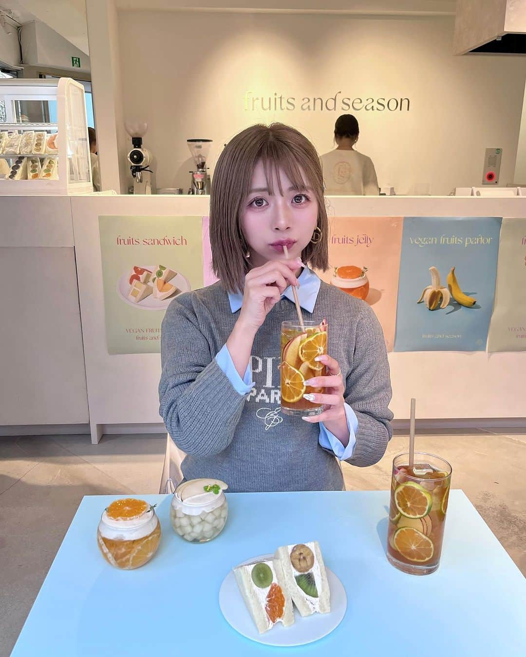 エリンコさんのインスタグラム写真 - (エリンコInstagram)「🍒🍇🍌🍈 . 10/1にrenewal openした ヴィーガンフルーツパーラーへ🍓 @fruitsandseason 🫐 . フルーツ好きにはたまらないメニュー📝 . お店の雰囲気に合わせてグレー系の 寒色コーデにしてみたよ🩶 . 新しくヘアカラーもしてもらって 可愛いカラーに大満足😘 色落ちも可愛いくしてくれる天才！ @fujitashintaro  . #恵比寿 #恵比寿カフェ #代官山カフェ #東京カフェ #東京スイーツ #カフェ巡り #カフェ #东京 #时尚潮流 #可爱的 #えりんコーデ #えりんこヘアアレンジ #えりんこカフェ巡り#epine #zara #celine #グレーコーデ #153cmコーデ」10月19日 12時48分 - erinko0315