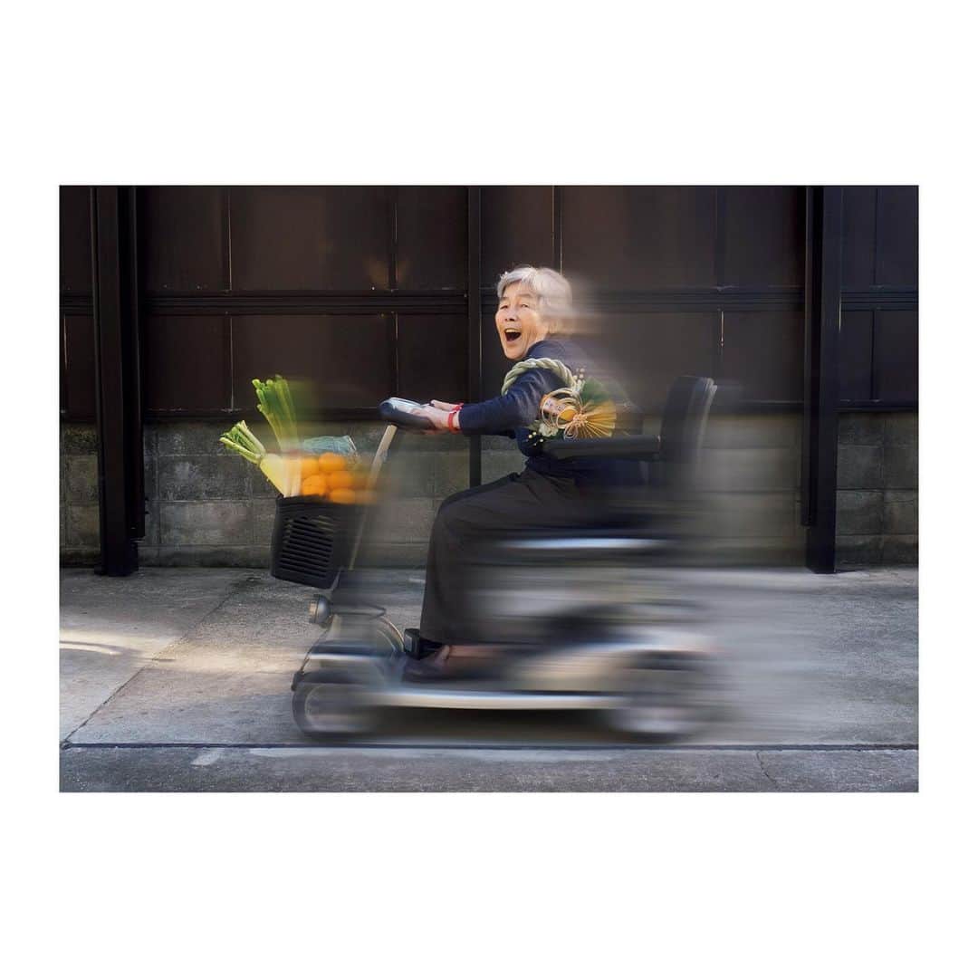 ブルータスさんのインスタグラム写真 - (ブルータスInstagram)「「自撮りは、楽しかね！」  これらの写真は、決して老人虐待の証拠ではない。自虐を交えたユニークな自撮りで注目を集める、御歳95歳の現役フォトグラファー・西本喜美子による自作自演のオリジナル作品だ。  「自分が面白いと思える、心に響く写真を撮りたい」 そう語る西本の、遊び心を忘れない“自虐”写真の極意とは？  発売中のBRUTUSは「写真はもっと楽しい。」 @brutusmag   #BRUTUS #ブルータス #雑誌 #写真 #写真家 #photo #photographer #photolovers #magazine #西本喜美子」10月20日 18時00分 - brutusmag