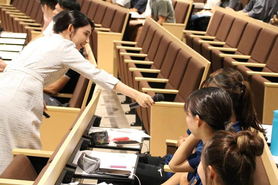 野嶋紗己子さんのインスタグラム写真 - (野嶋紗己子Instagram)「先日、摂南大学でキャリア・オナーズプログラム（CHP)特別講義の講師を担当させて頂きました。  ・私が失敗から学んだ面接やコミュ力UPのアイディア ・アナウンサーになって学んだこと ・20代でのやりたいことの見つけ方などを、 社会という海にちょっと先にでたプチ先輩として 情報共有させてもらいました📚☺️🌸  60分くらいの講義なのに、 寝ずに聞いてくれてた100人以上の学生さんに感謝です😭 盛り上げてくれた方々もありがとう^^ 一緒に最高の20代を過ごしましょうね！  貴重な機会をくださった大学関係者の皆さん、 本当にありがとうございました！  #摂南大学#CHP#キャリア #学生って最高#キャンパスも素敵だった」10月19日 12時57分 - nojima_sakiko