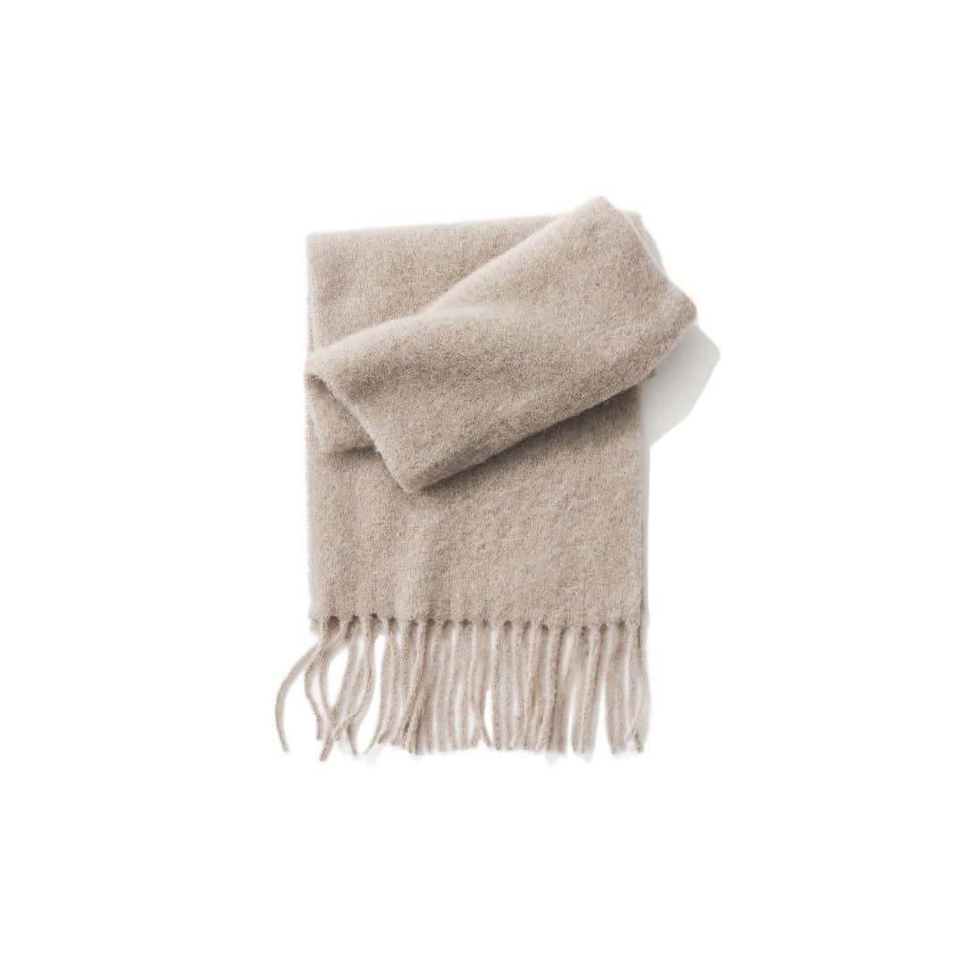 のインスタグラム：「・ New♦️Arrival・ ・ ◆ mylab マイラブ／ベビーアルパカ混ふわふわ大判ストール(beige) ・ mylabは、2015年にテキスタイルの産地であるイタリア中部の町、 トスカーナ州プラートにてスタートしたイタリアのブランド。 ウールやカシミヤ、シルクやリネンなど、幅広い自然素材を扱ったストールのコレクションを展開しています。こちらは、ふんわり柔らかなイタリア製の上質なベビーアルパカ、ナイロン混のストール。 幅が広すぎず横に長さのある長方形のフォルムなので、広げてサラッと肩掛けしたり、ぐるぐる首に巻いたり、アレンジしやすい絶妙なサイジングが魅力です。 軽量ながら保温性に優れ暖かく、様々なシーンで心地よくお使いいただけるアイテムです。 ・ #kkcloset #kkshop #菊池京子 #kyokokikuch #coordinate #code #ootd #outfit #kotd #カジュアル #style #fashion #ファッション #happy #feminine #stole #italy #ストール　#ベージュ」