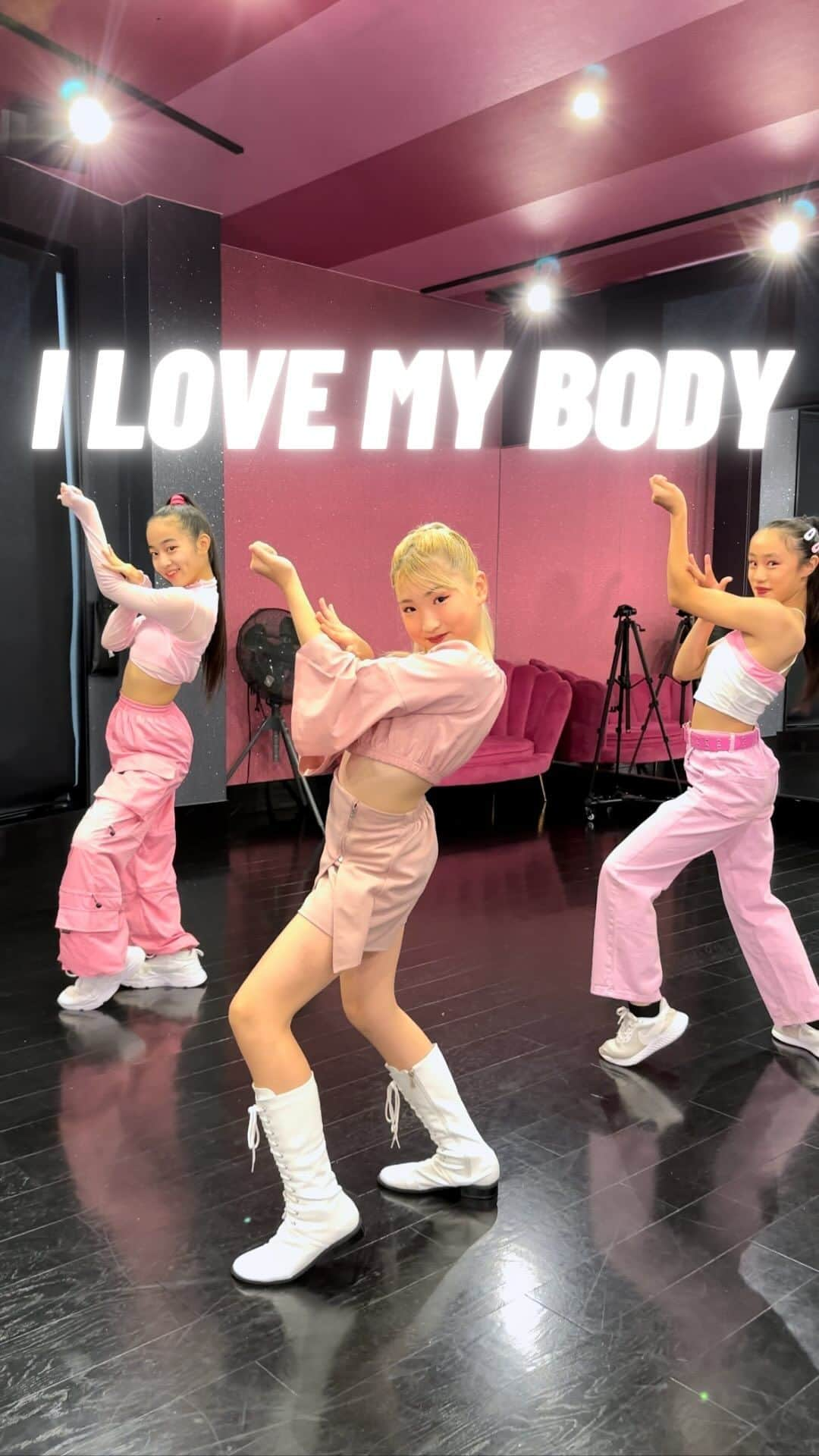 Ruuのインスタグラム：「💖💞💓I LOVE MY BODY💓💞💖  小学5年生3人っ🥹🫶🏻💓大人っぽぎない？  #llovemybody #hwasa #kpop #dance #小学生」