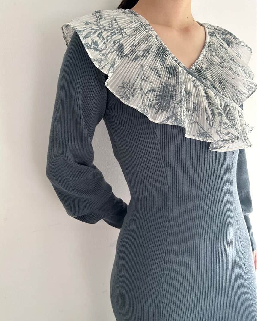snidelさんのインスタグラム写真 - (snidelInstagram)「雪紡領子帶有細褶，營造出輕盈和溫柔的外觀。甜美感恰到好處。這個設計亦有上衣的版本哦~  雪紡百褶領針織連身裙  SWNO234129 Color: BLK BEG DBLU Size: F   #SNIDELHK #Autumn #OL #knit #針織」10月19日 13時01分 - snidelhk