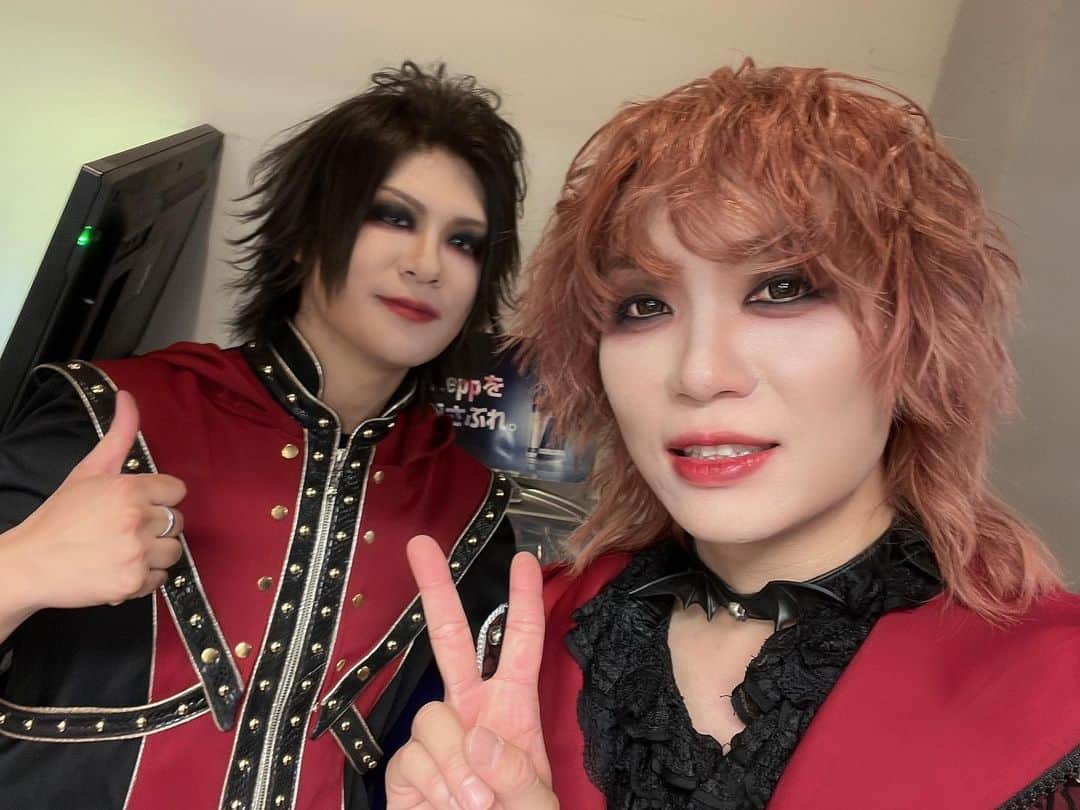 風弥さんのインスタグラム写真 - (風弥Instagram)「「デーモン閣下 c/w D.H.C. TOUR『#地球魔界化計画』」  in Zepp Namba  この日はRENOファウストが出演出来ずとのことだったのでAnziさん(ex.摩天楼オペラ)にギターをお願いしました🎸  スーパー難解な曲ばかりのD.H.C.の楽曲をクールに弾きこなしてくれました✨超かっこよかった！！  今回熱烈なオファーをしたのは俺なんだけど、引き受けてくれてとても感謝だしAnziさんにお願いして本当によかった🎸✨  DaizyStripperと摩天楼オペラで対バンはよくあったけど、実際に一緒に音を出して演奏するのは初めてで。いつか一緒に音を出してみたいなって思ってたから、あれから時間はかかったけど、その願いがこういうカタチで叶って嬉しかったです！また必ず何かのステージで共演したいな🤘  さて、次回のD.H.C.は  魔暦25(2023)年10月22日(日) 電気ビルみらいホール！！  RENOファウストが帰ってくる！！  ゴジラのように魔界の地に旋風をおこしてくれるのでお楽しみに🎸🔥🎸🔥🎸🔥  #みんなで広げよう改臟人間の輪  #地球魔界化計画  #damianhamadascreatures」10月19日 13時01分 - kazami_daizy