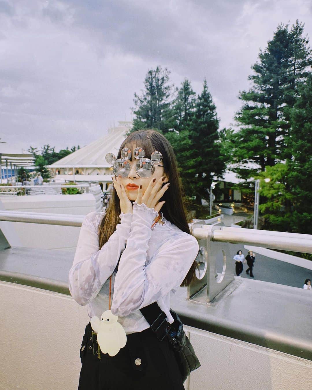 松岡美沙のインスタグラム：「🐭 . . ディズニーはいつ行っても素敵な場所💓 . 今年はあと一回くらい行きたいな☁️ . . . #disney #tdl #tokyodisneyland #cute #beautyfulworld #ディズニー #東京ディズニーランド #ディズニーコーデ #ベイマックス #ミッキー #ミッキーサングラス #シンデレラ城 #ディズニー40周年 #おめでとう #雨ディズニーも悪くない #film」
