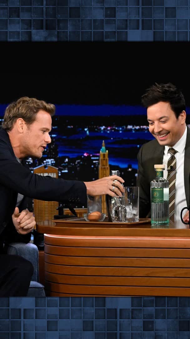 サム・ヒューアンのインスタグラム：「@samheughan and Jimmy make a “Ginny Fallon” using @sassenachspirits! 🥚 #FallonTonight」