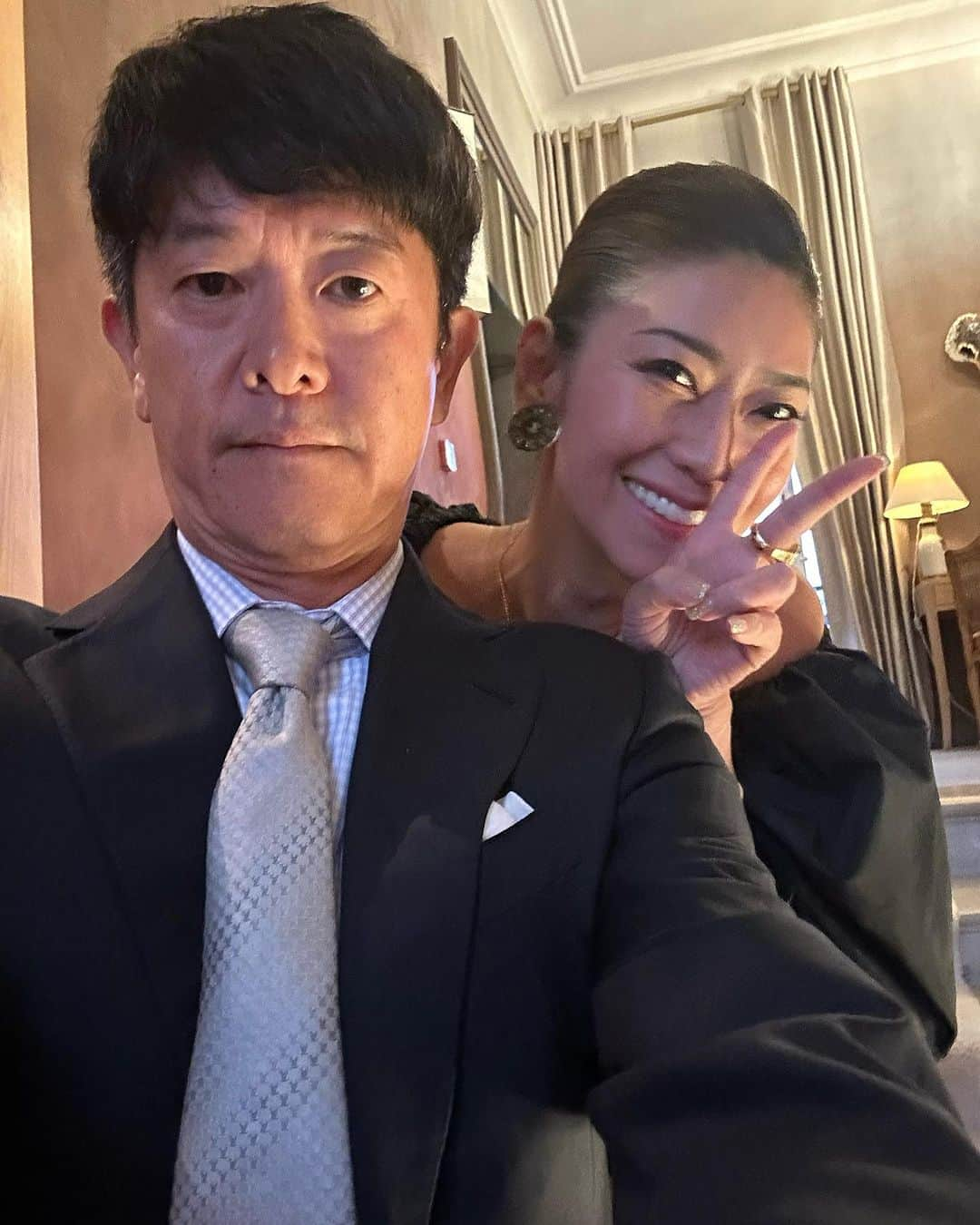 Taki Tanakaさんのインスタグラム写真 - (Taki TanakaInstagram)「ヴーヴクリコ迎賓館 Hotel Du Marc にて。 全館貸し切りという夢のような滞在を楽しませて頂きました。  1.2.#ootd #outfitoftheday #outfit  dress #patou hair ornaments #ninaricci  ドラマティックなブラックドレスは#パトゥ 髪にリボンをつけたり外したり。インパクトがあるからこれ一個でイメージが随分と変わります。 #良いもの好きなものを長く愛そう   3.Japonという部屋に宿泊。一番広いスイートだそうです。  4.タオルもちゃんとヴーヴのVCPロゴが。  5.今回のスペシャルツアーをアレンジしてくれた @takaoyutani と。写真を撮ろうとするといつも変顔される。  7.マダムクリコせんせいの肖像画。通りすがり目が合うたびにご挨拶。  8.エントランスには #草間彌生 せんせいのアートが。  9. #veurvecliquot x #yayoikusama x Taki のトリプルコラボw  長い出張の合間に、素晴らしいシャンパーニュと美しい館のマリアージュを満喫。 #veurvecliquot  #champagne  #izastagram」10月19日 13時09分 - tanakataki