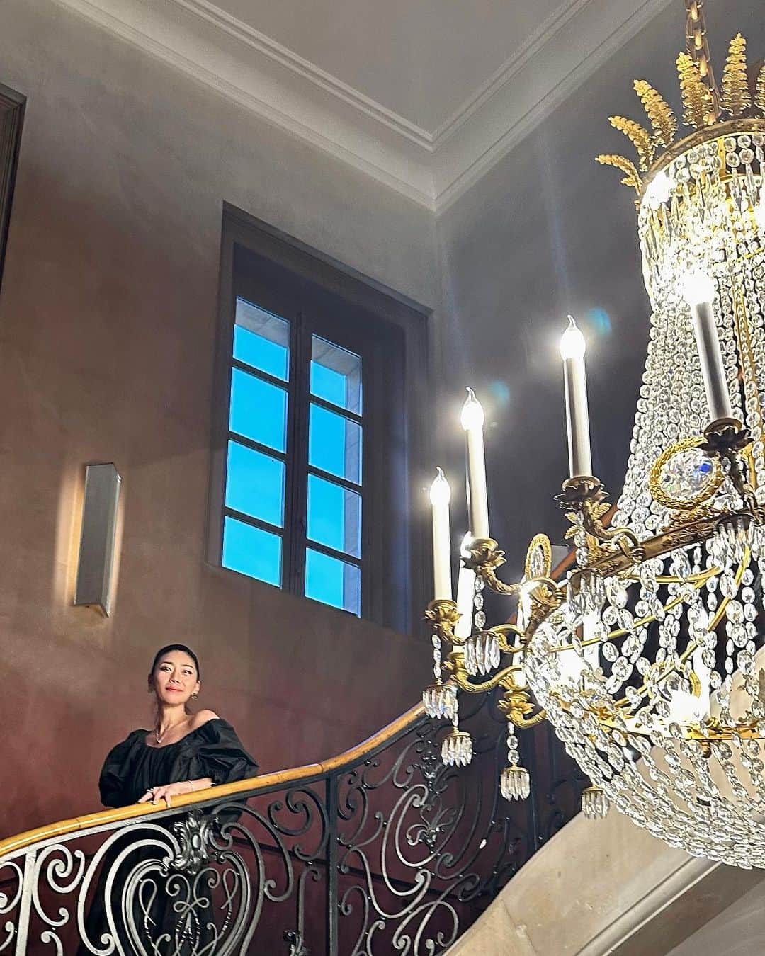 Taki Tanakaさんのインスタグラム写真 - (Taki TanakaInstagram)「ヴーヴクリコ迎賓館 Hotel Du Marc にて。 全館貸し切りという夢のような滞在を楽しませて頂きました。  1.2.#ootd #outfitoftheday #outfit  dress #patou hair ornaments #ninaricci  ドラマティックなブラックドレスは#パトゥ 髪にリボンをつけたり外したり。インパクトがあるからこれ一個でイメージが随分と変わります。 #良いもの好きなものを長く愛そう   3.Japonという部屋に宿泊。一番広いスイートだそうです。  4.タオルもちゃんとヴーヴのVCPロゴが。  5.今回のスペシャルツアーをアレンジしてくれた @takaoyutani と。写真を撮ろうとするといつも変顔される。  7.マダムクリコせんせいの肖像画。通りすがり目が合うたびにご挨拶。  8.エントランスには #草間彌生 せんせいのアートが。  9. #veurvecliquot x #yayoikusama x Taki のトリプルコラボw  長い出張の合間に、素晴らしいシャンパーニュと美しい館のマリアージュを満喫。 #veurvecliquot  #champagne  #izastagram」10月19日 13時09分 - tanakataki