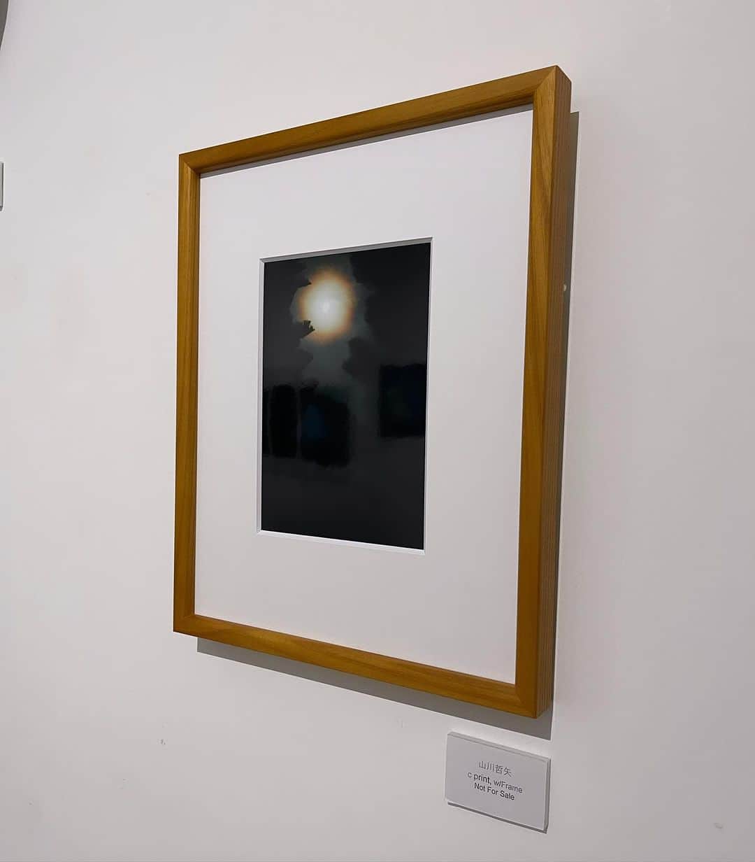 松田岳二のインスタグラム：「TSUKIMI展 作家紹介②  山川哲矢さん ここぞの時にお世話になり続けている大好きな山川哲矢さん。キットギャラリーでもたくさん展示してもらってきました。今回は1点美しい写真をお借りしました。凛とした静寂の中の月、その周りの虹。可愛い小さなフレームもこの写真に似合っていて彼のセレクトの「らしさ」を強く感じました。  @tetsuyayamakawa  @bankrobber_labo」